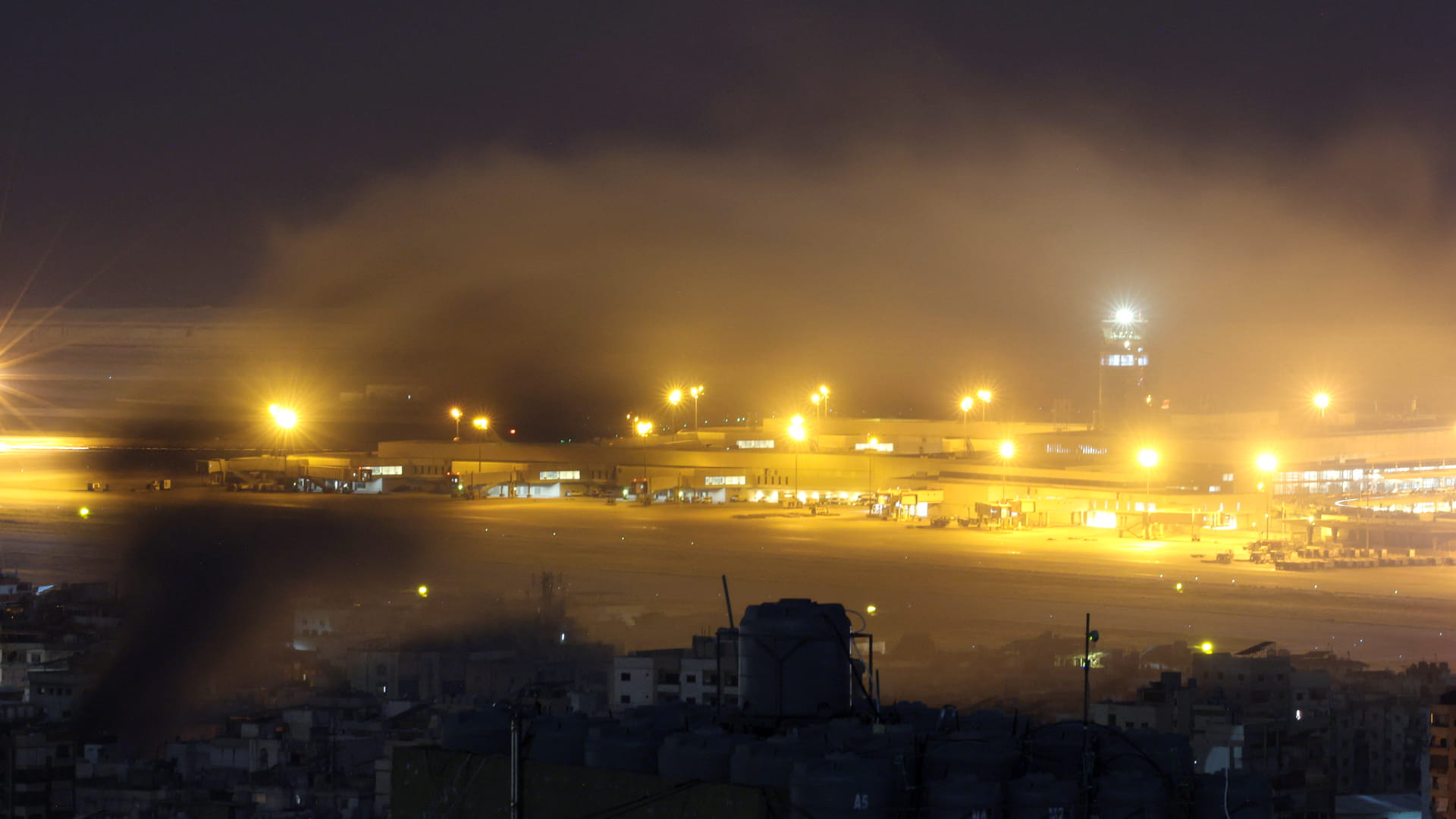 إسرائيل تستهدف محيط مطار بيروت الدولي بغارات جوية 