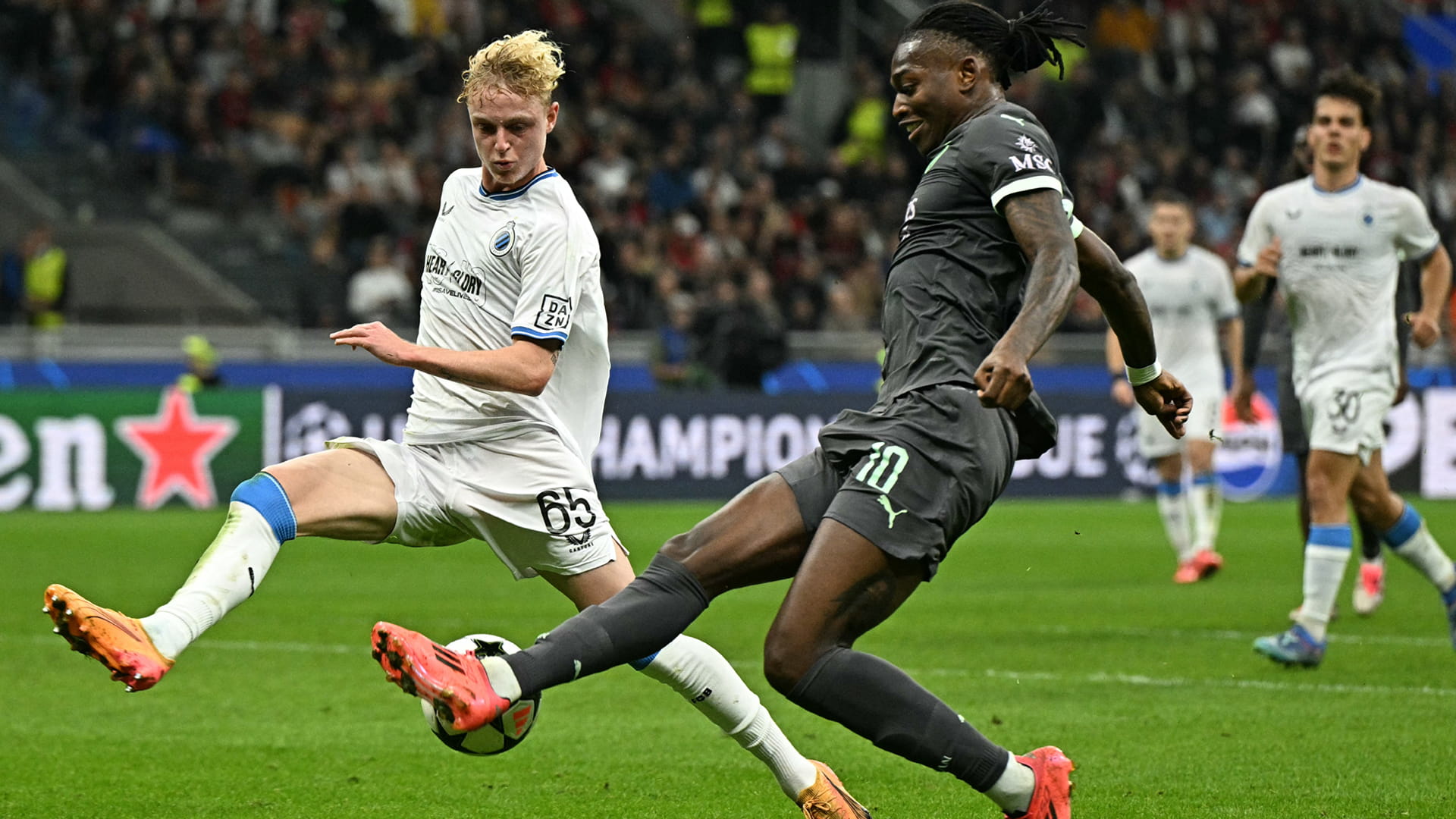 ميلان يحقق فوزه الأول في دوري أبطال أوروبا هذا الموسم 