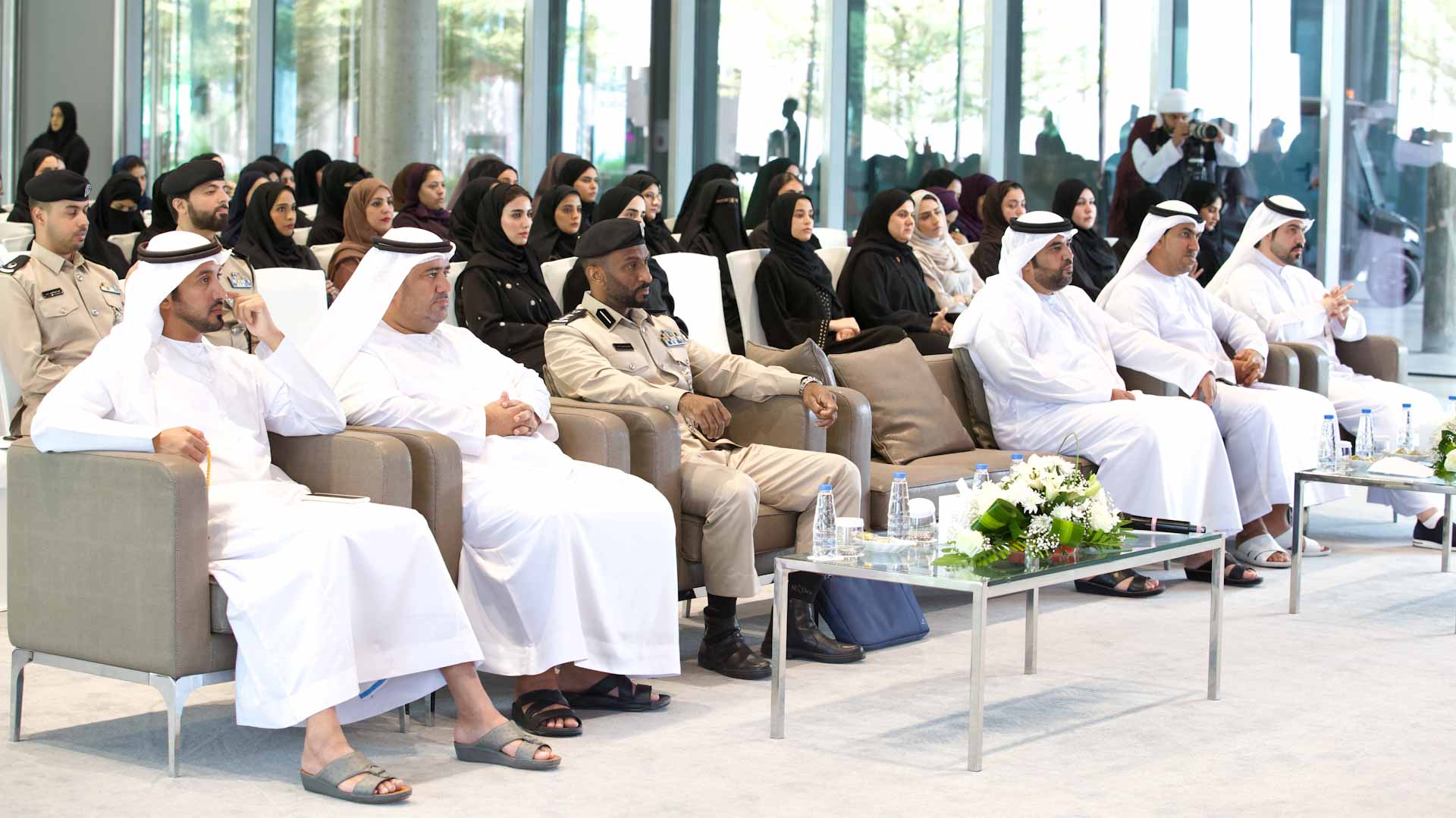 صورة بعنوان: "موارد الشارقة" تنظم جلسة حوارية حول بناء بيئات عمل مرنة ومستدامة 