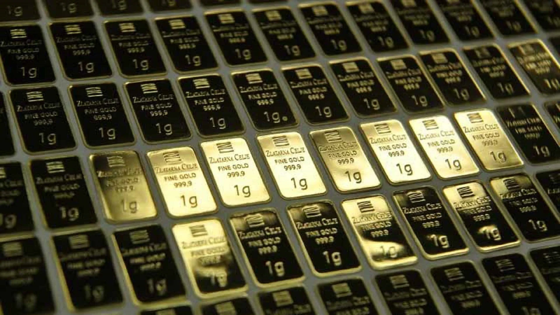 Image for the title: Gold falls on profit taking after record rally 