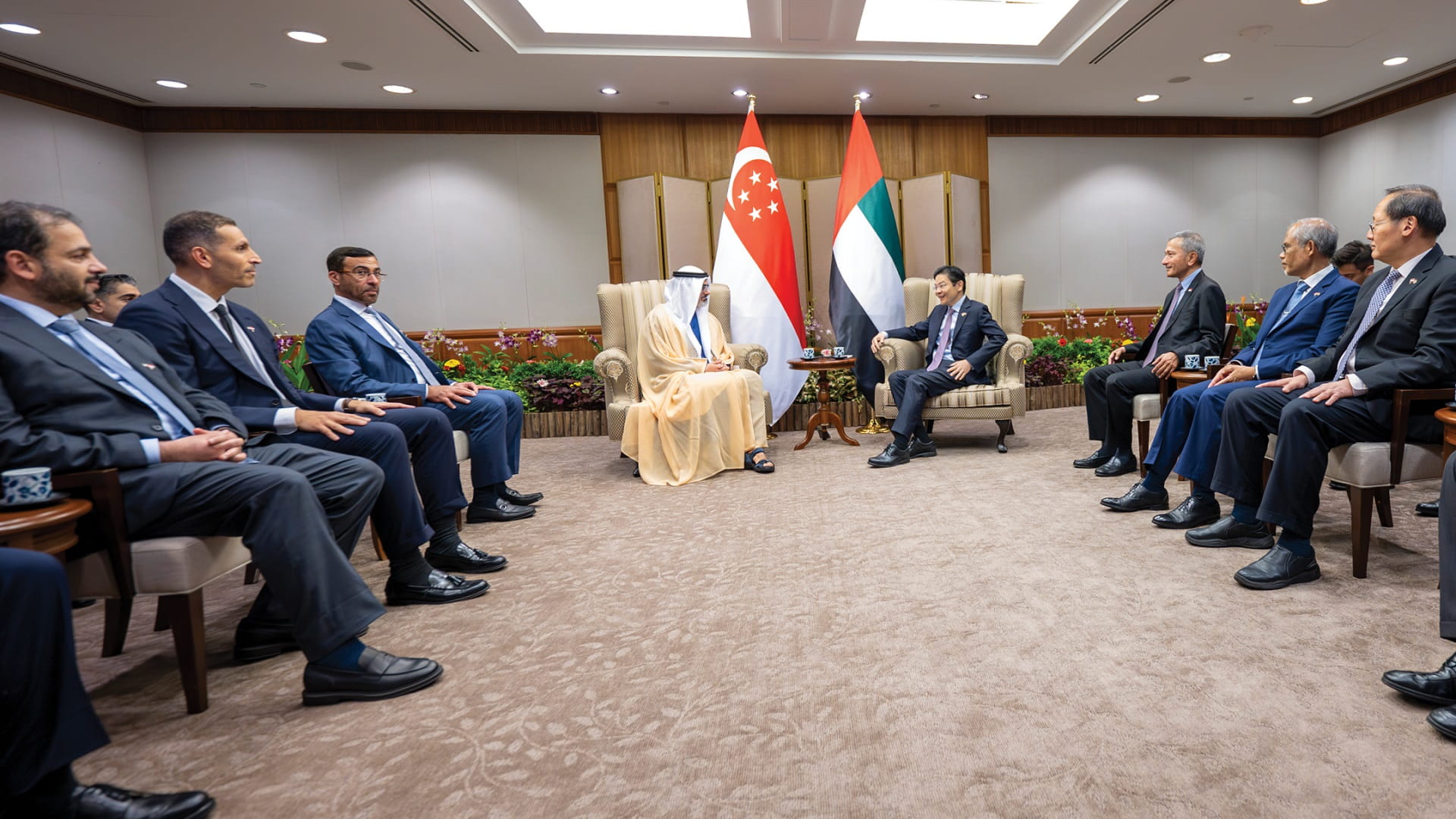 ولي عهد أبوظبي ورئيس وزراء سنغافورة يبحثان سبل تعزيز العلاقات