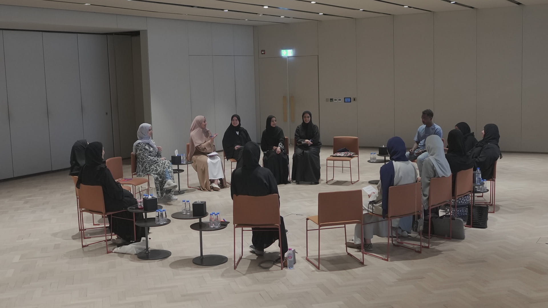 "رواق" يبحر في "أسفار مدينة الطين" بمعرض الشارقة الدولي للكتاب