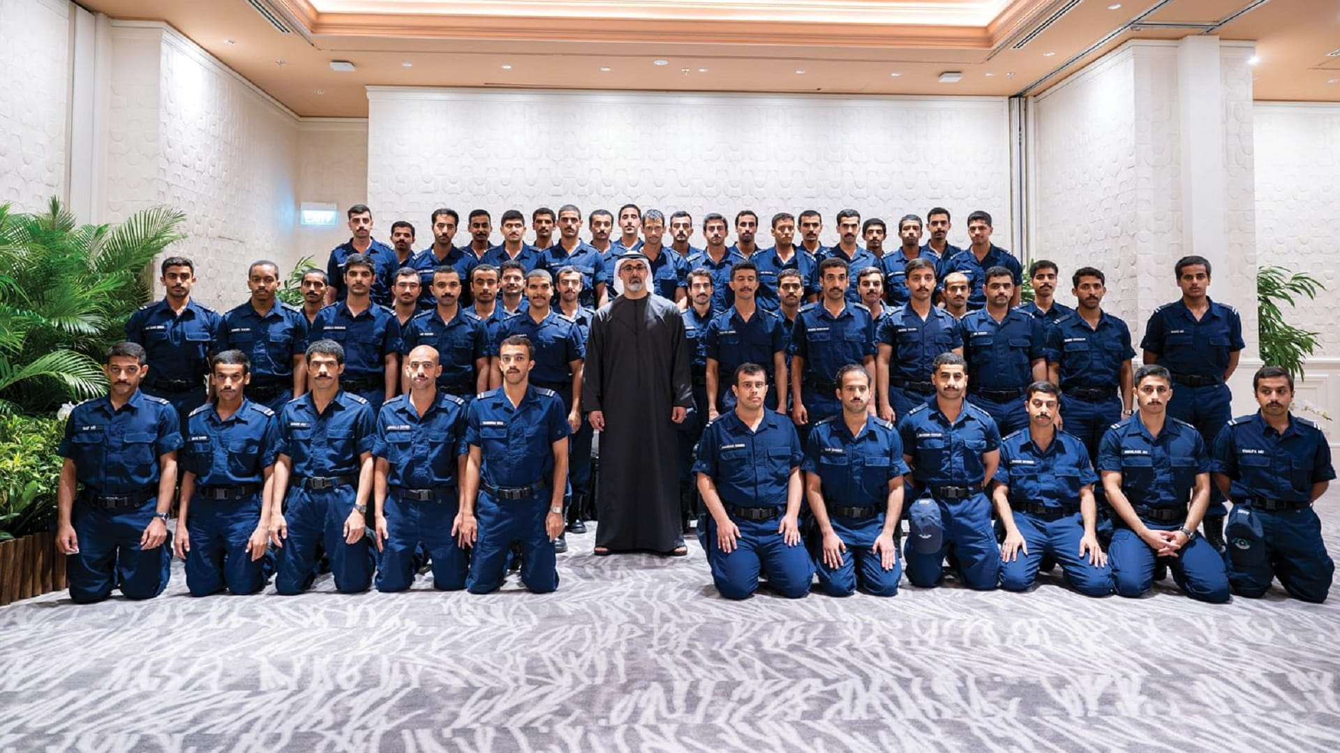 ولي عهد أبوظبي يلتقي طلبة الإمارات المبتعثين في سنغافورة 