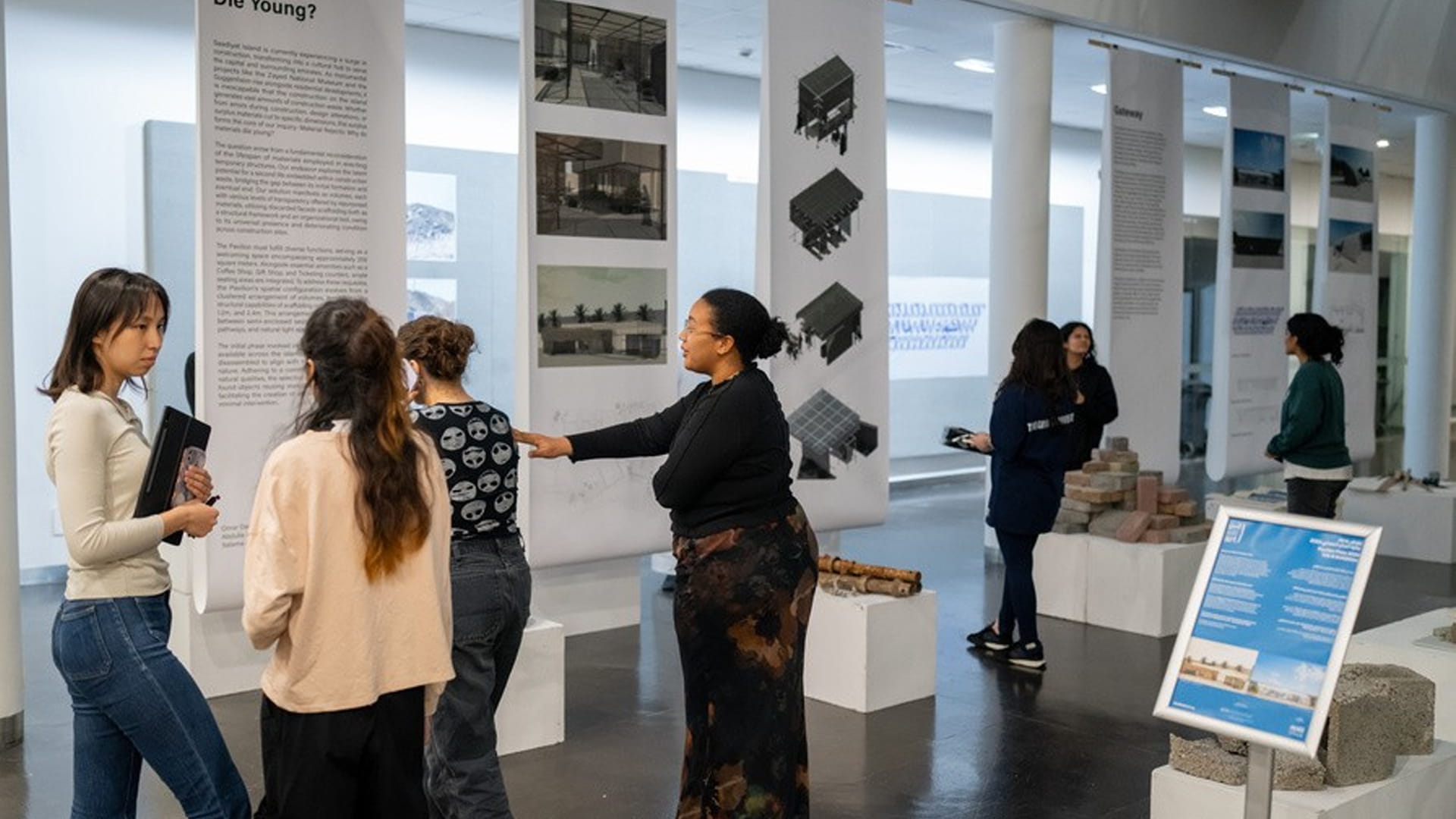 طلبة "أميركية الشارقة" يعرضون تصاميمهم الفائزة بمعرض "فن أبوظبي" 