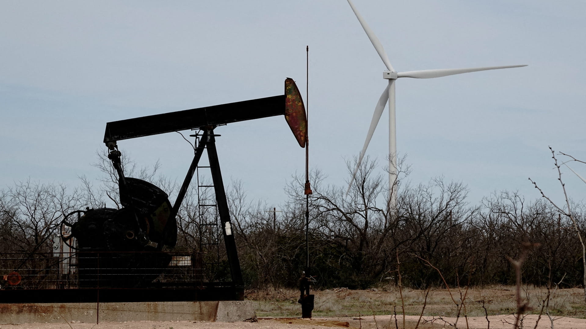 النفط يرتفع وسط تفاؤل إزاء قوة الطلب على الوقود بالولايات المتحدة 