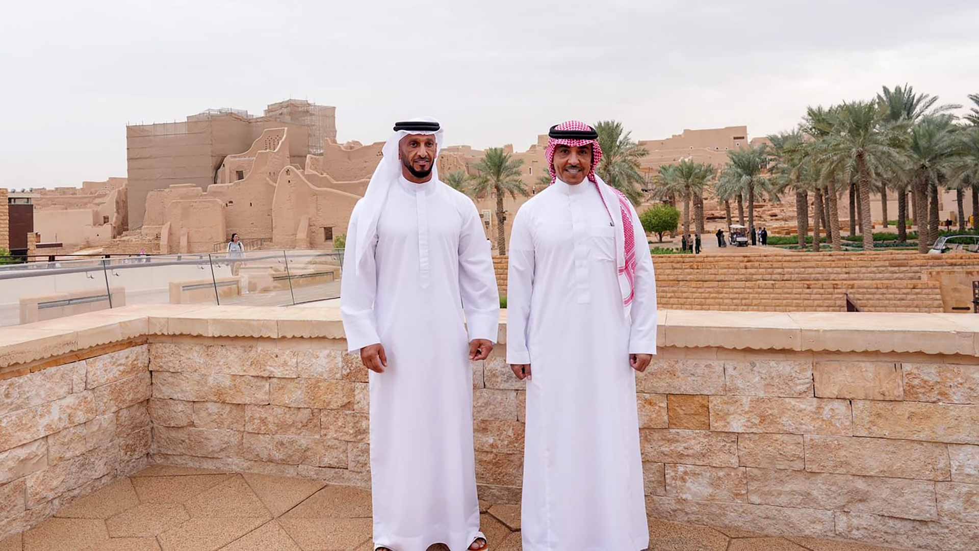 عبدالله آل حامد ووزير الإعلام السعودي يبحثان تعزيزالتعاون الإعلامي 