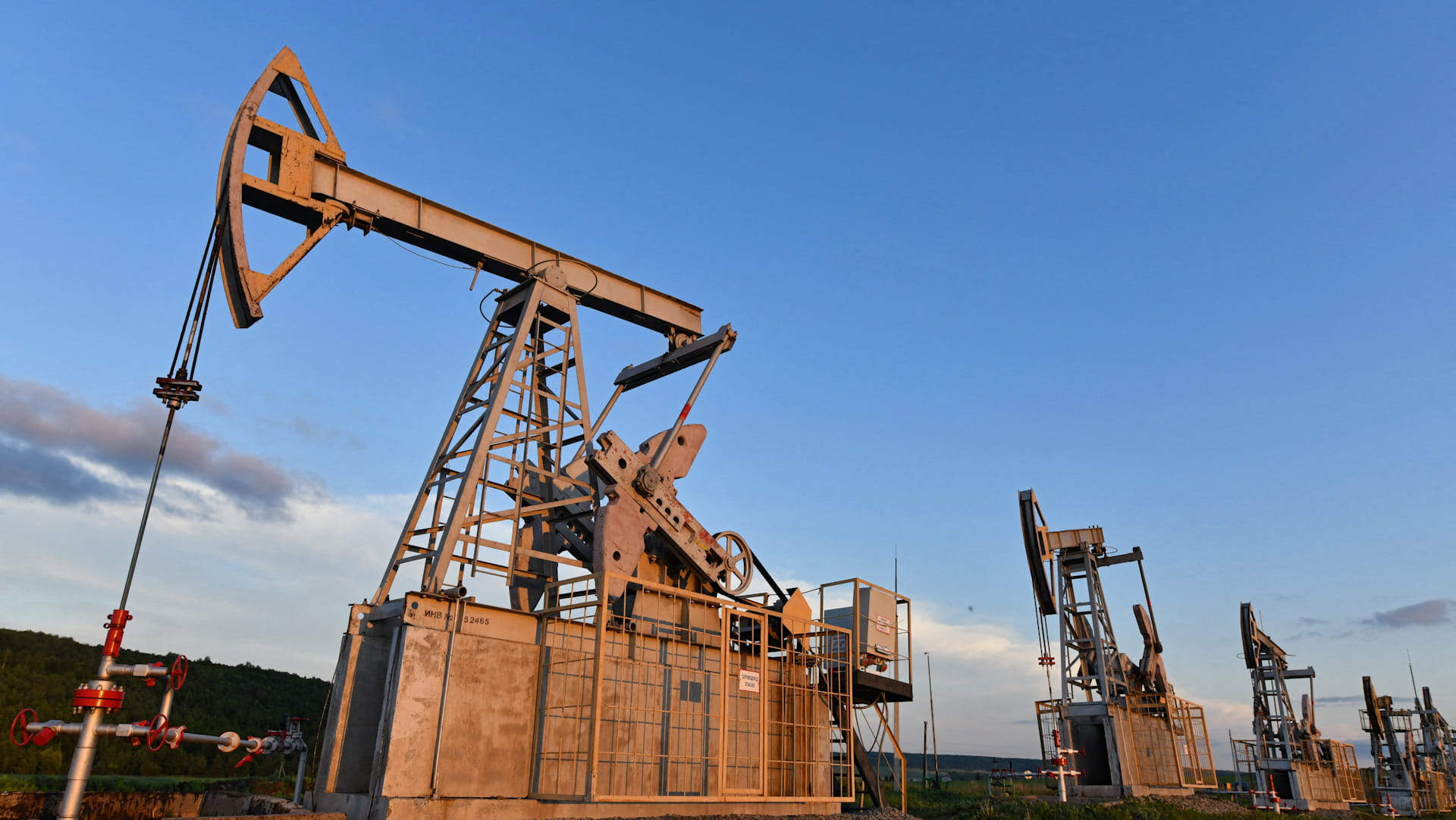 النفط يواصل خسائره وسط احتمالات بارتفاع إمدادات أوبك+ 