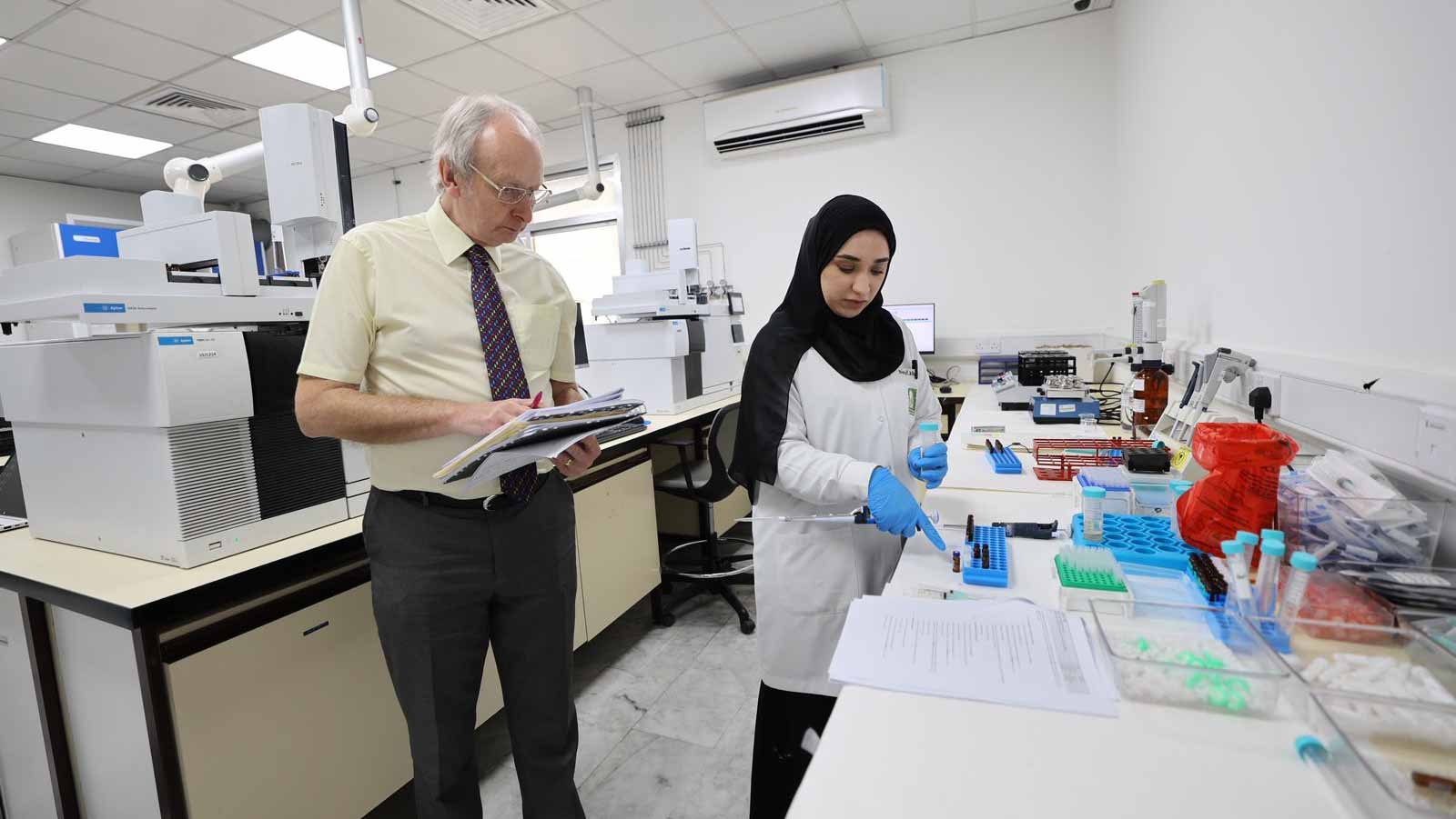 مختبرات بلدية الشارقة تحصل على الاعتماد من بريطانيا 