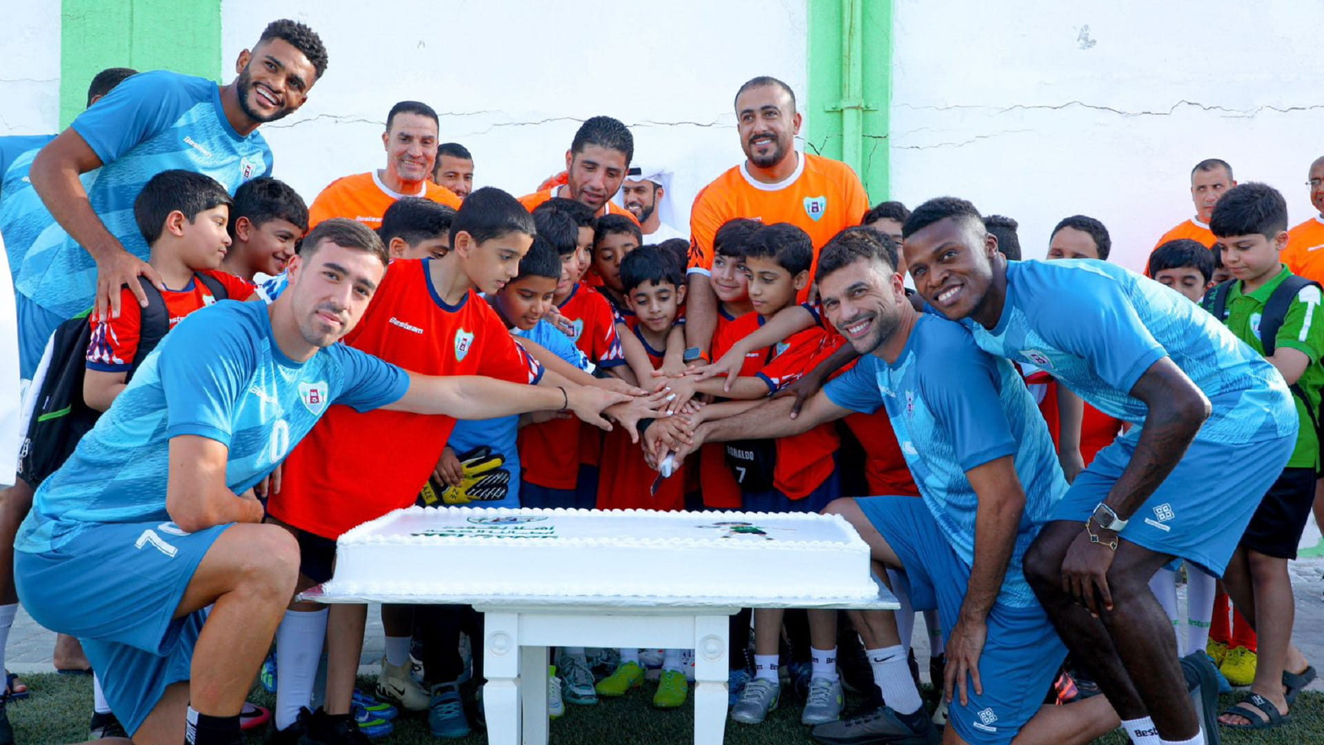 نادي دبا الحصن يحتفي بعودة لاعبي مدرسة كرة القدم إلى التدريبات 