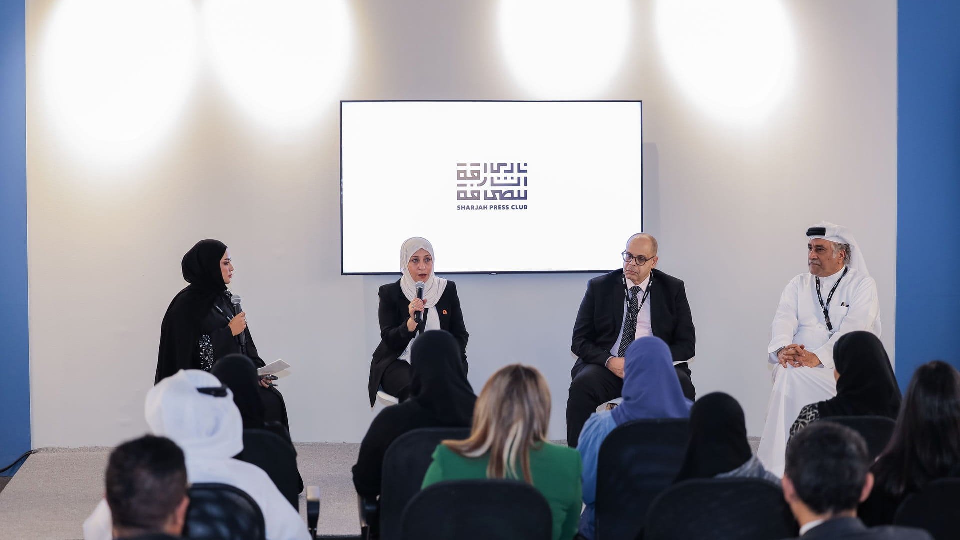 خبراء يناقشون العلاقة بين الآلة والإنسان في عالم الصحافة  