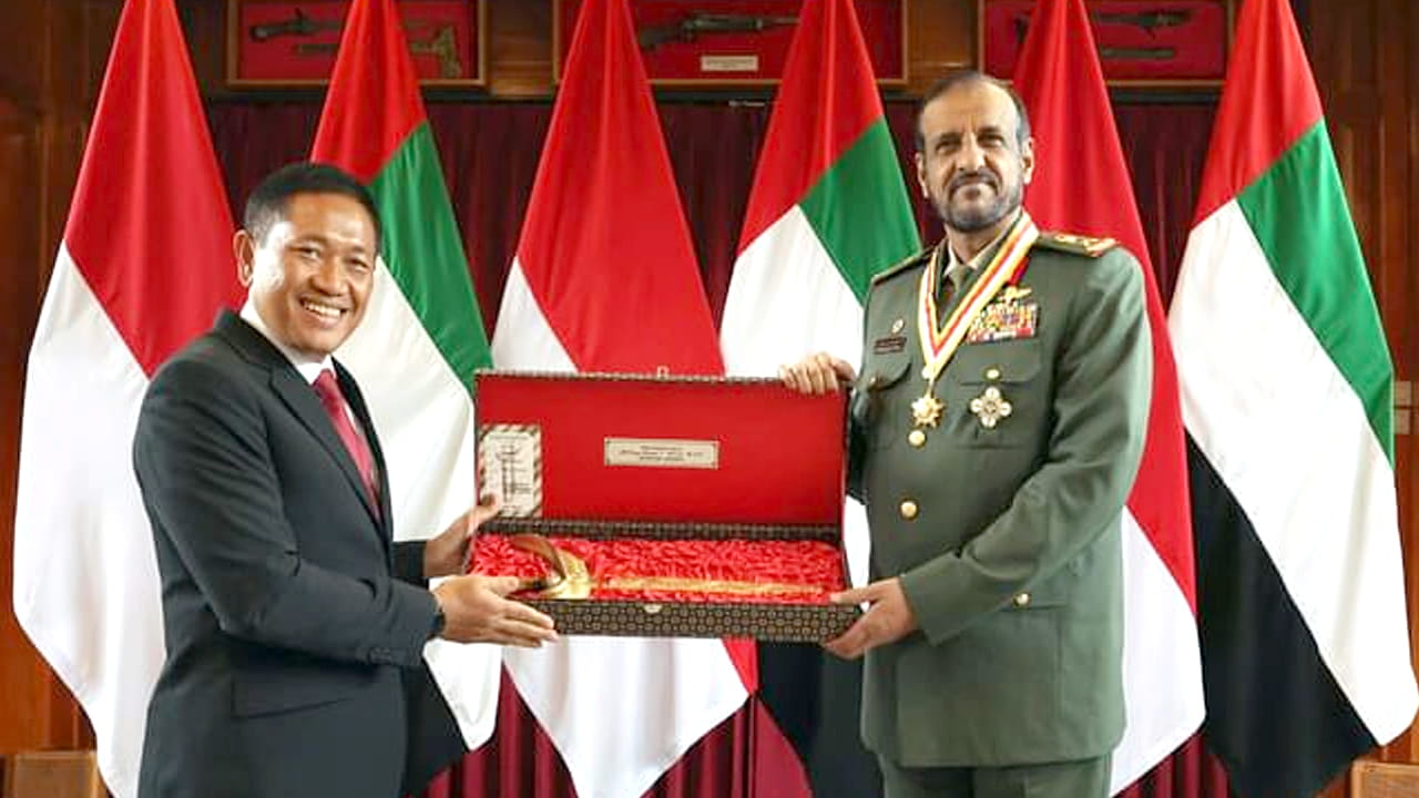 إندونيسيا تمنح قائد العمليات المشتركة وسام "دارما يودها للدفاع" 
