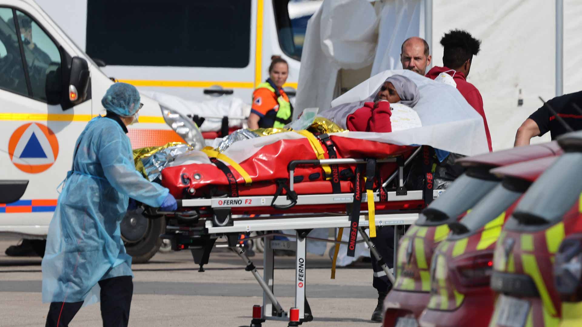 السلطات الفرنسية: مقتل 12 مهاجراً في غرق مركب في قناة المانش 