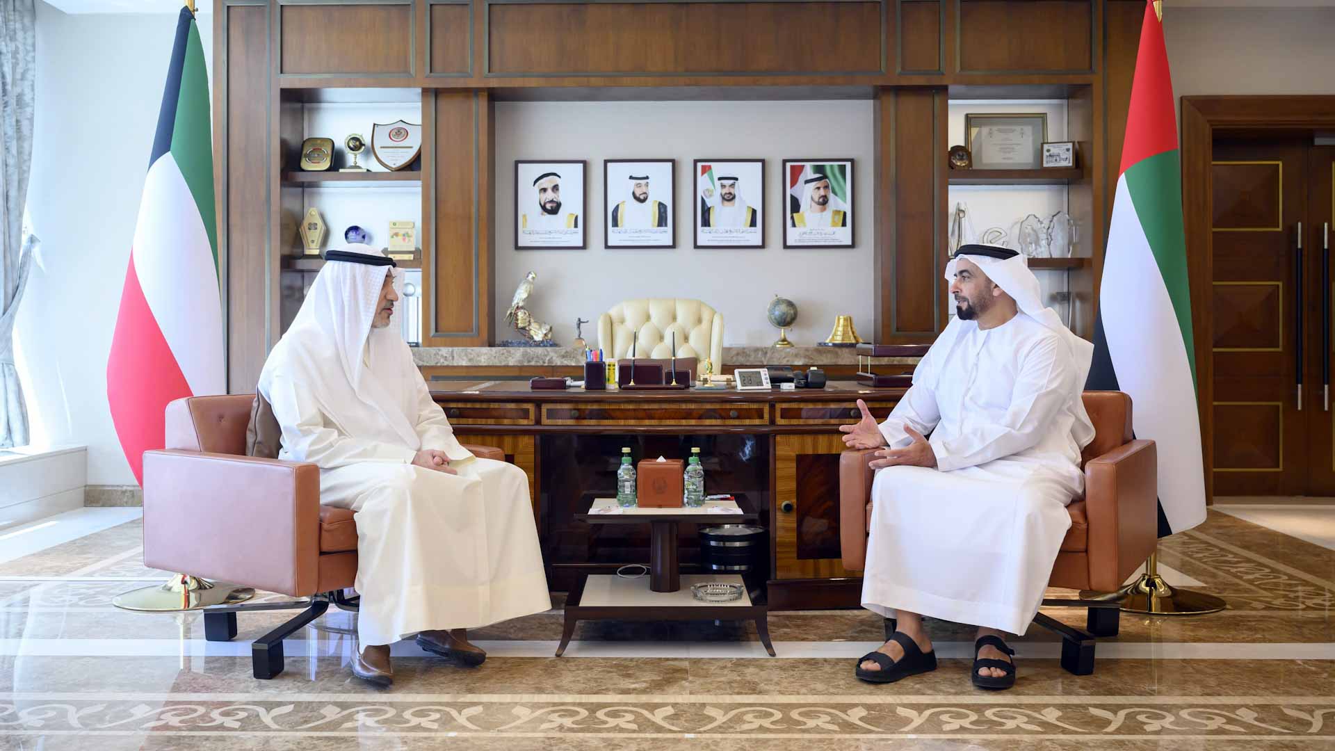 سيف بن زايد وفهد الصباح يبحثان تعزيز التعاون الأمني والشرطي 