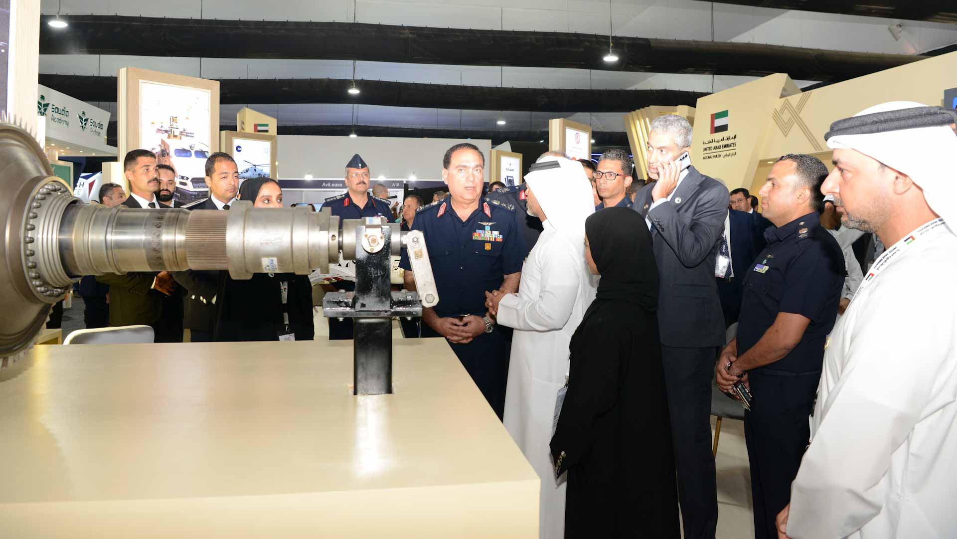 قائد القوات الجوية المصرية يزور جناح الإمارات بمعرض مصر للطيران 