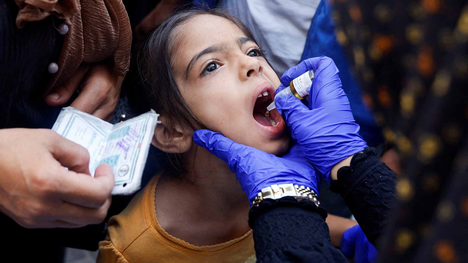 في غزة.. حملة التطعيم الـ2 ضد شلل الأطفال تبدأ وسط استمرار القتال  