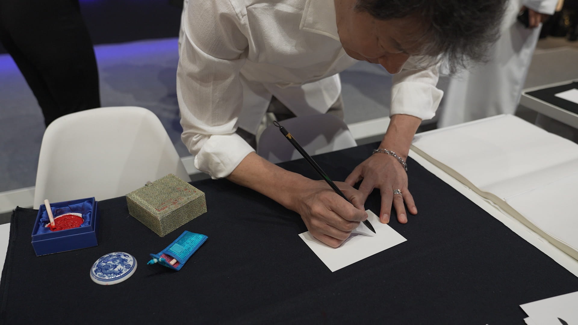 خطاط كوري جنوبي يبهر زوّار منتدى الاتصال الحكومي بلوحات فنية رائعة