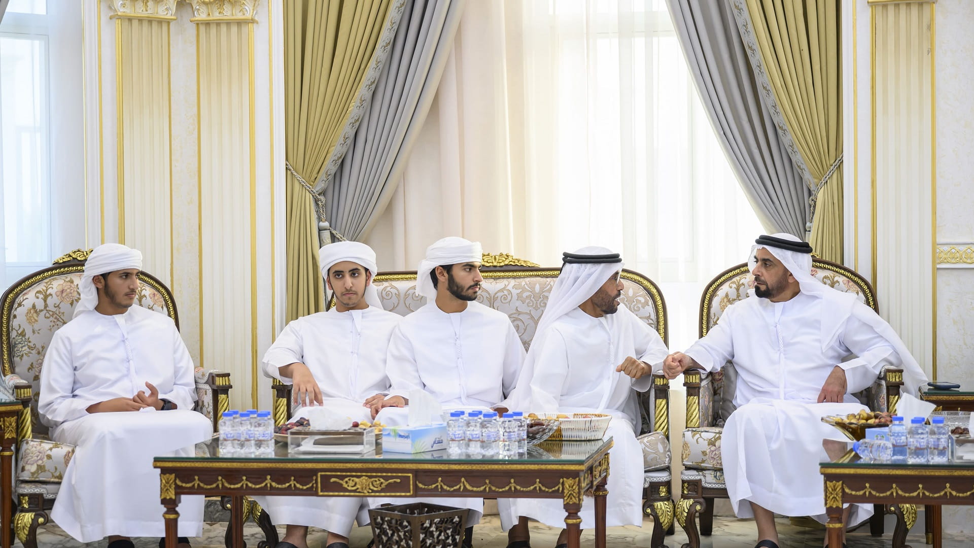 خليفة بن طحنون يُقدم واجب العزاء إلى خليفة الخييلي بوفاة والدته 