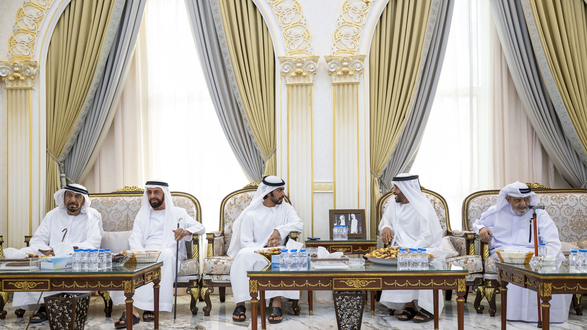 خليفة بن طحنون يُقدم واجب العزاء إلى خليفة الخييلي بوفاة والدته 