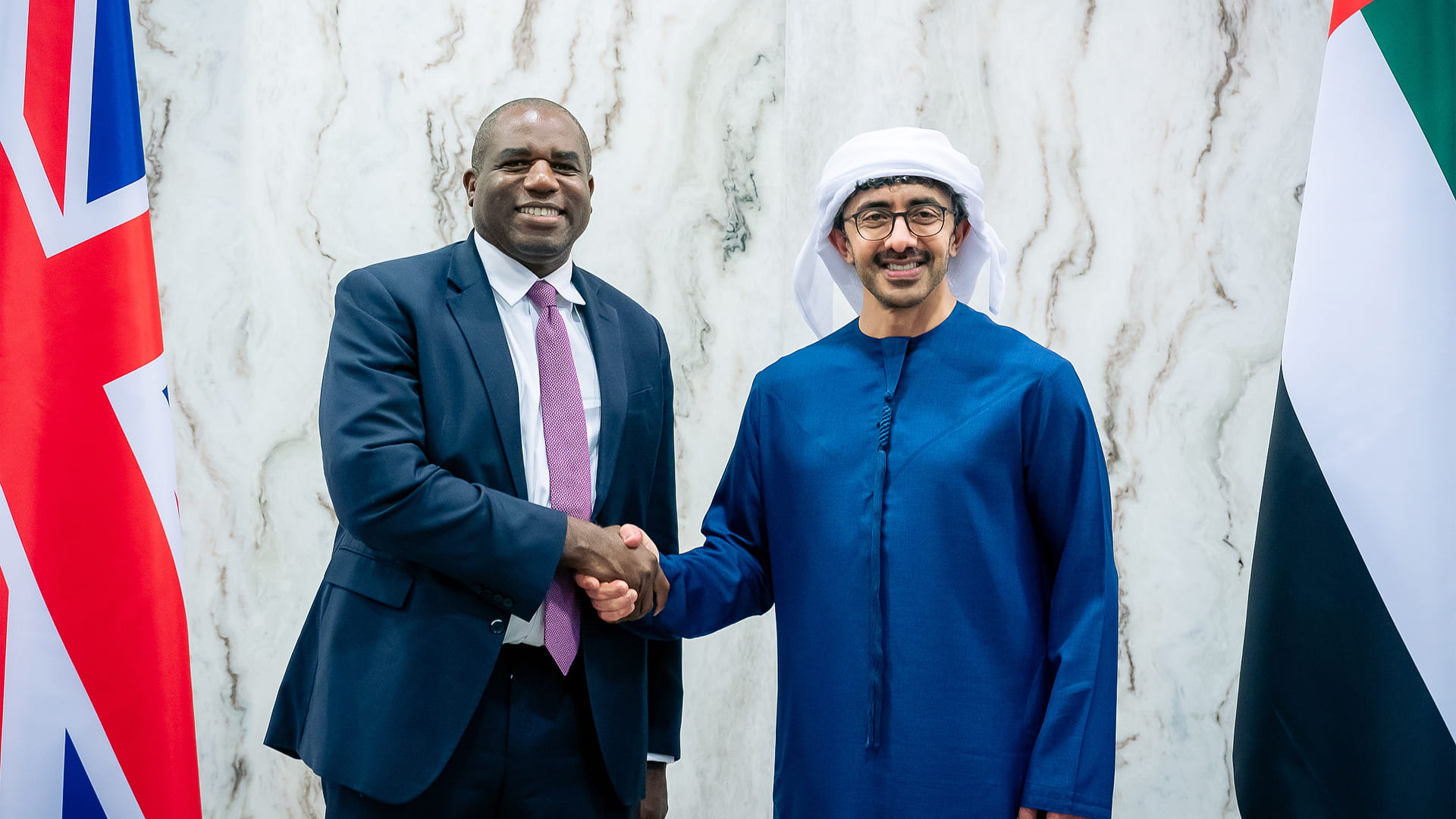 عبدالله بن زايد يبحث تعزيز العلاقات مع وزير خارجية المملكة المتحدة 