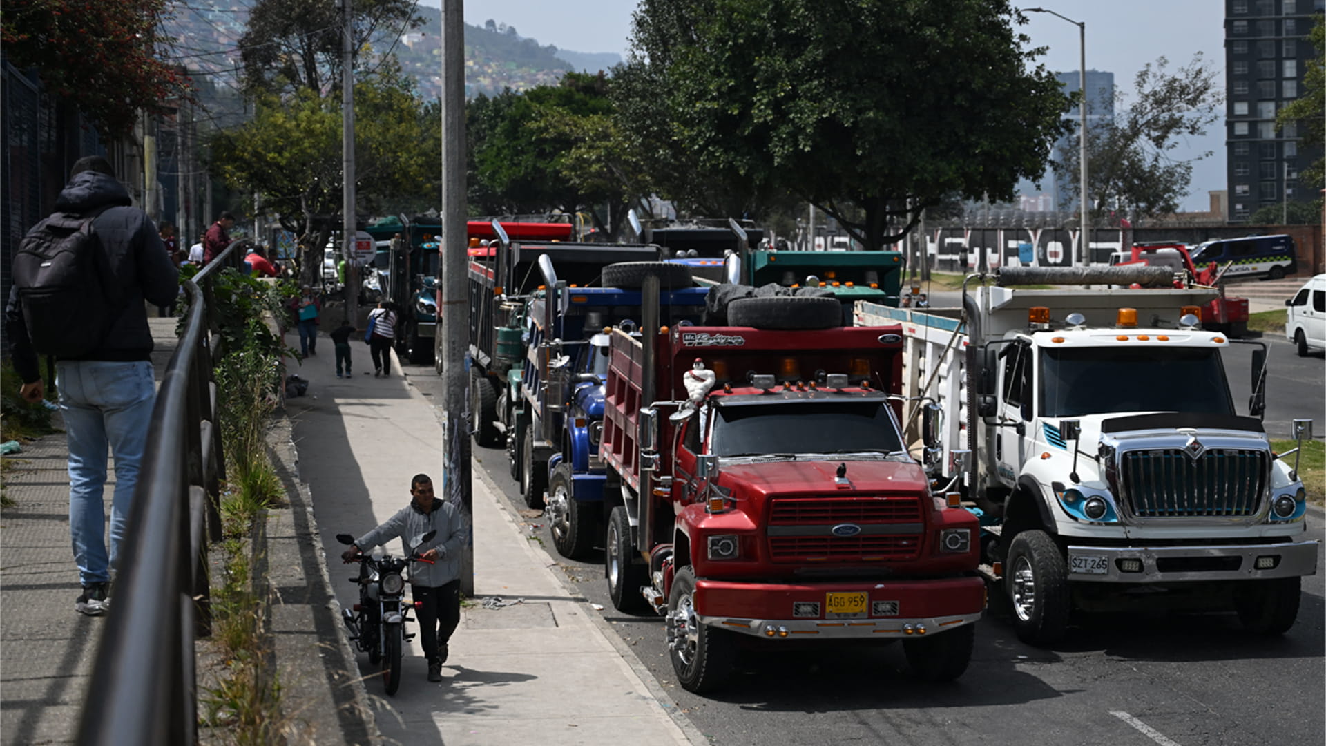 سائقو الشاحنات يغلقون طرق كولومبيا احتجاجاً على ارتفاع سعر الوقود 