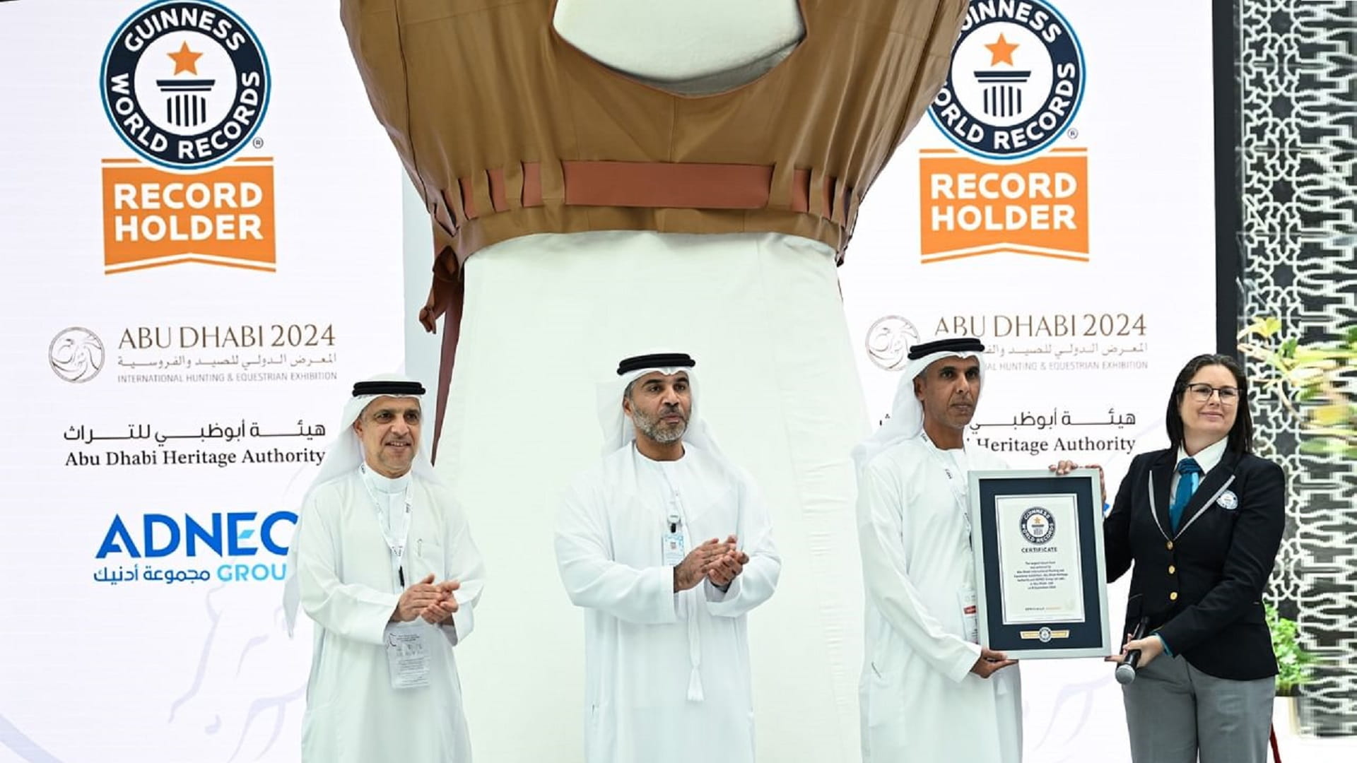 بأكبر برقع صقر.. أبوظبي للصيد يسجل رقماً قياسياً في موسوعة غينيس 
