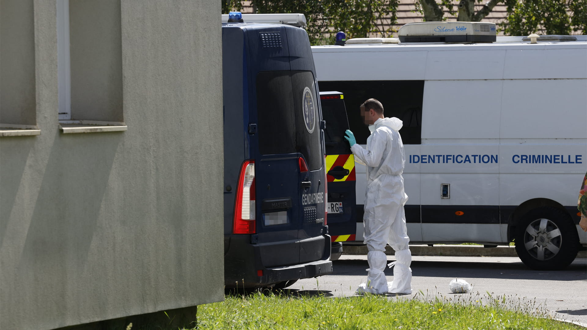 يعاني مشاكل نفسية.. فرنسي يقتل زوجته وطفليه ويصيب مارة قبل اعتقاله 