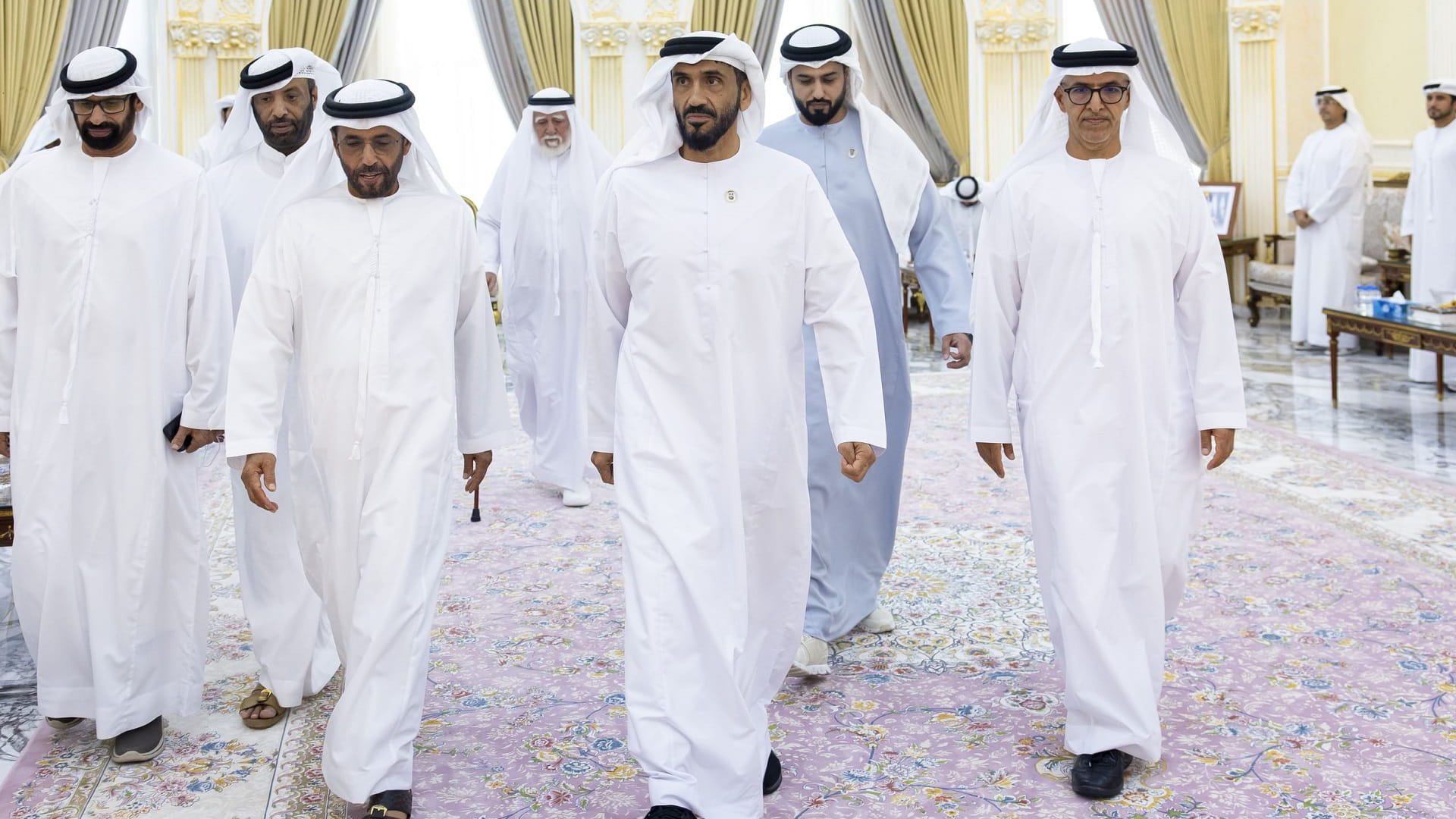 نهيان بن زايد يقدم واجب العزاء في وفاة والدة خليفة حارب الخييلي