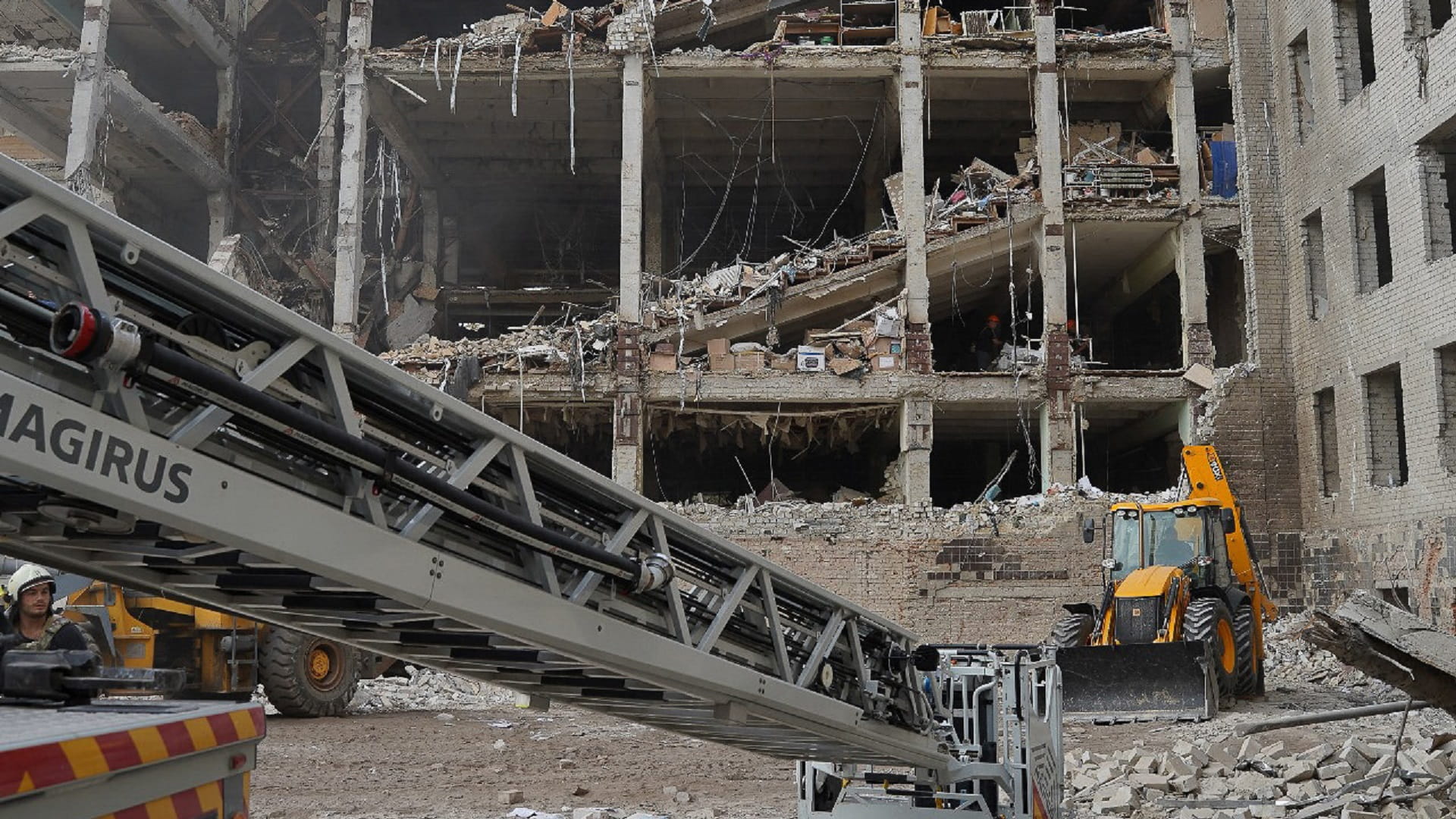 Russia advances in east Ukraine, launches deadly air strikes 