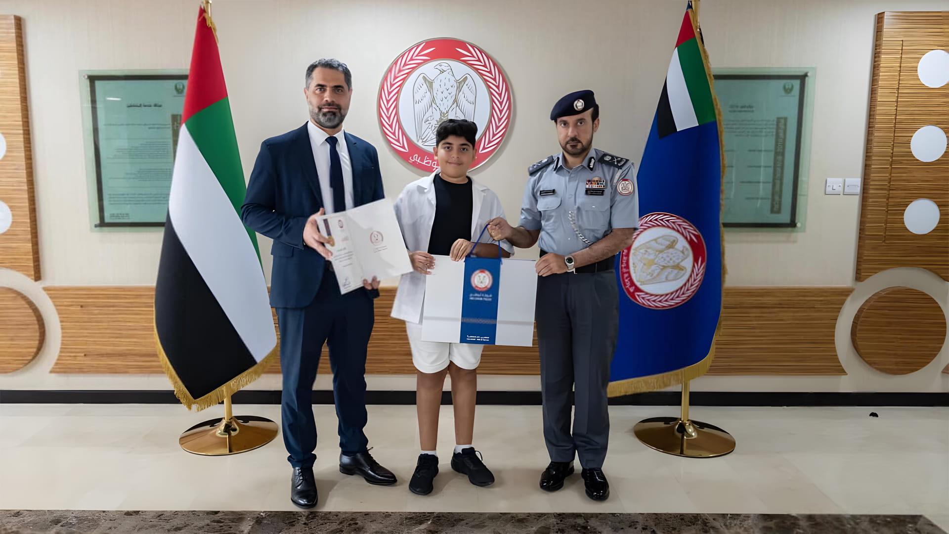 شرطة أبوظبي تكرم طفلاً لحسن تصرفه في الإبلاغ عن حادث مروري 