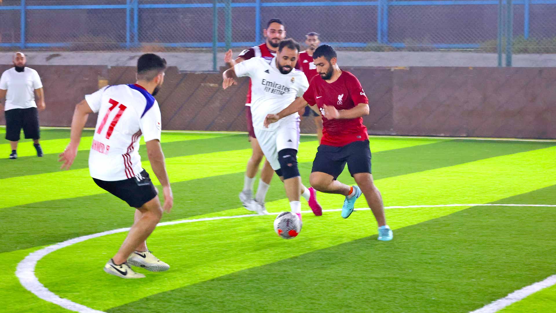 "إسكان الشارقة" والأشغال تعززان المنافسة بين الموظفين في كرة القدم