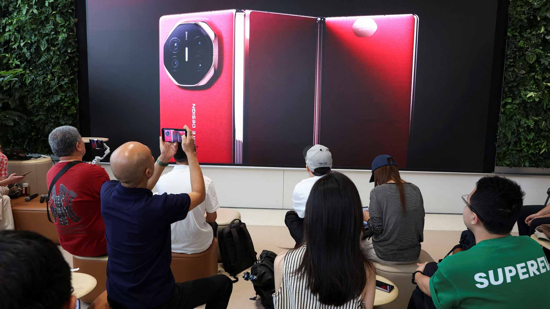 ضربة قوية..هواوي تسرق الأضواء من آبل بطرح هاتف ذكي قابل للطي3 مرات 