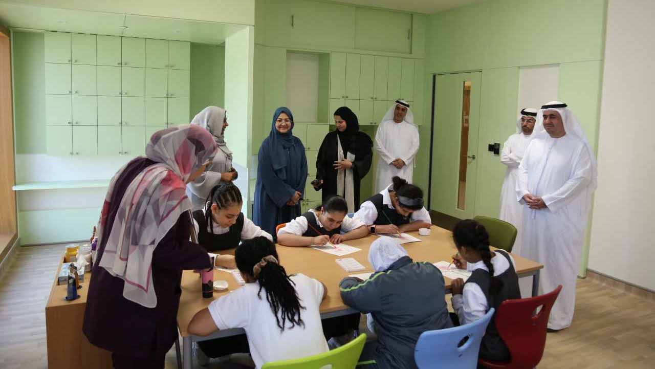 بضاحية البديع.."إنسانية الشارقة" تستقبل وفداً من "إي آند الإمارات" 