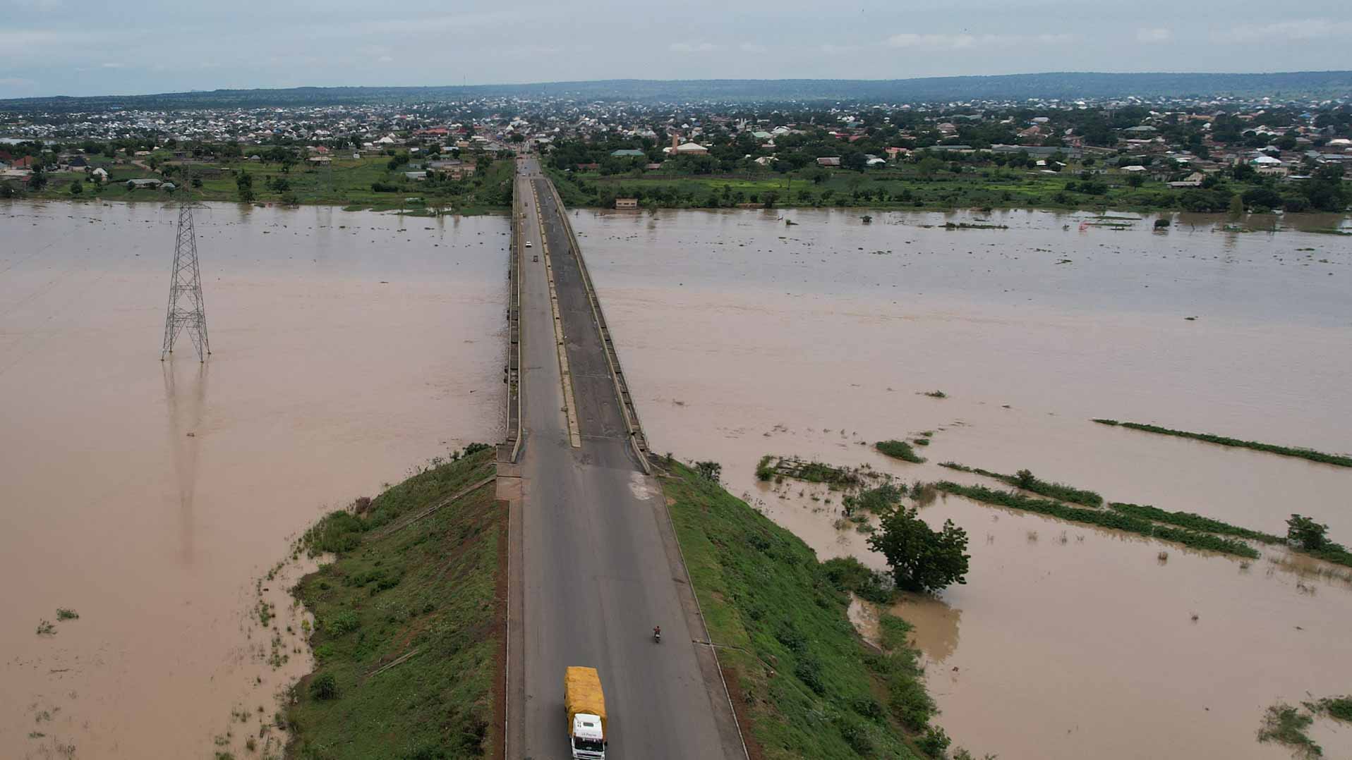 Nigeria floods kill 30, 400,000 displaced: rescuers 