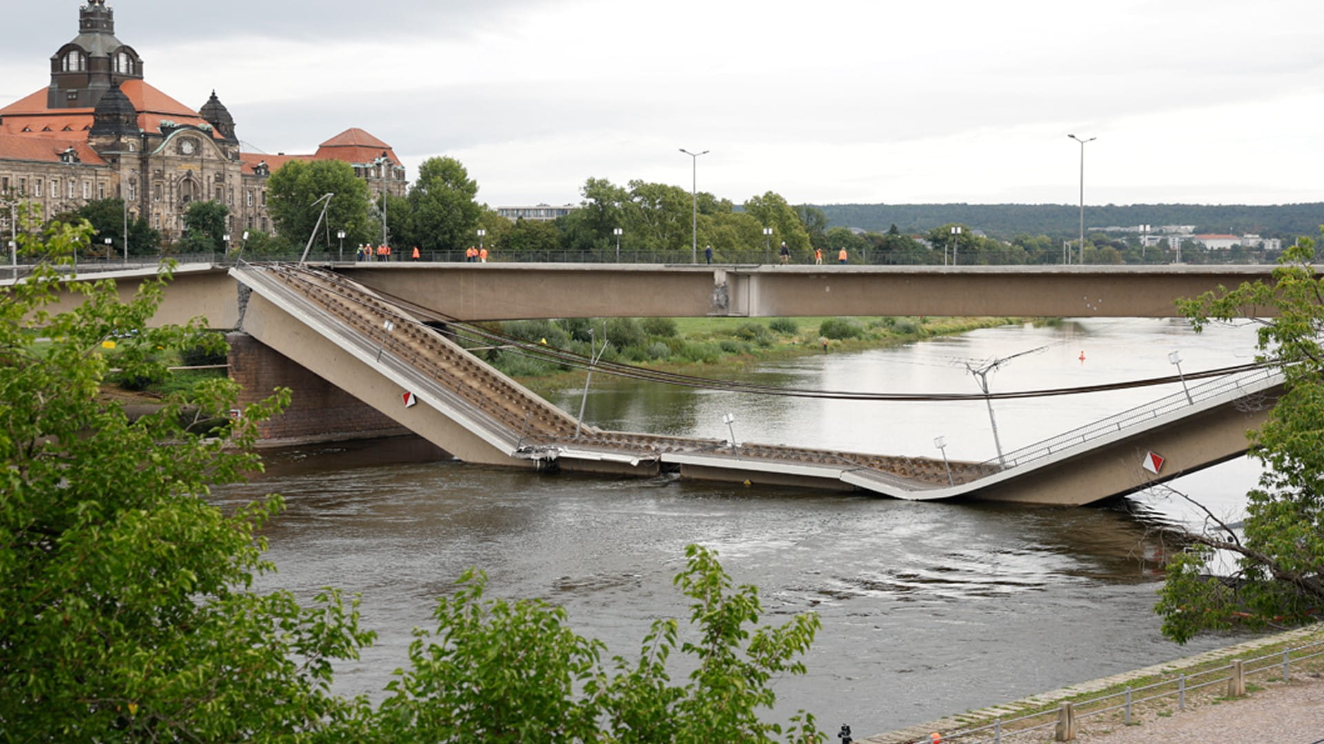 Image for the title: Bridge partially collapses in Germany's Dresden 