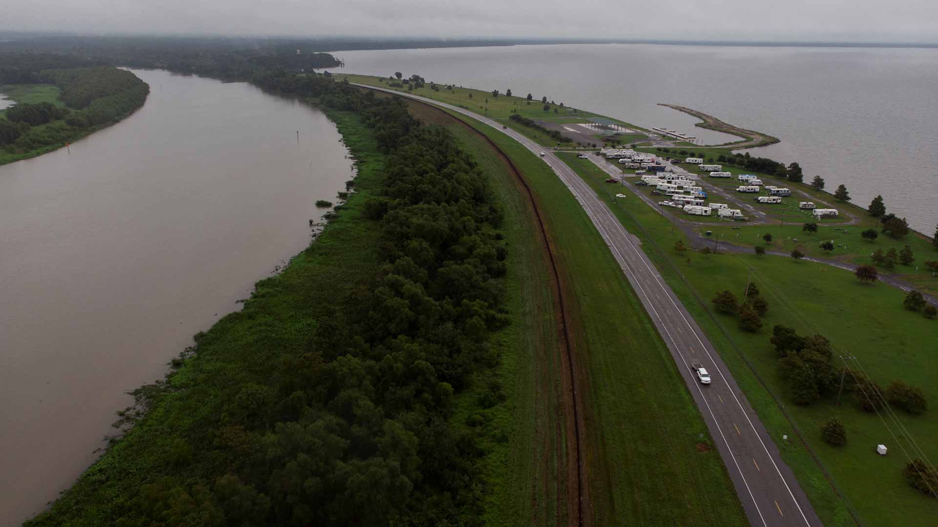 وسط رياح قوية.. الإعصار فرنسين يجتاح منشآت نفط أميركية ويشل نشاطها 