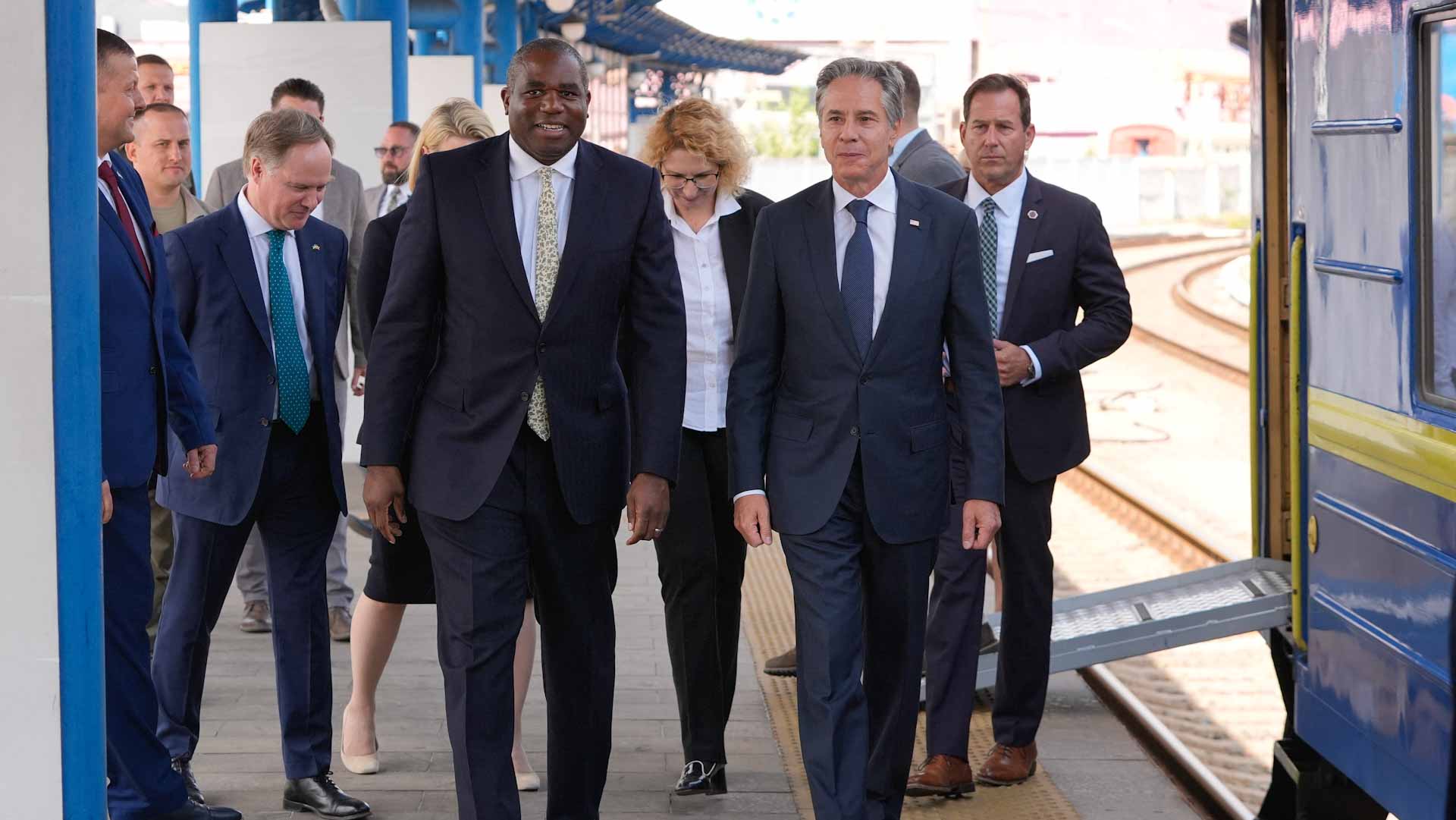 بلينكن ولامي في كييف يبحثان استخدام صواريخ بعيد المدى ضد روسيا