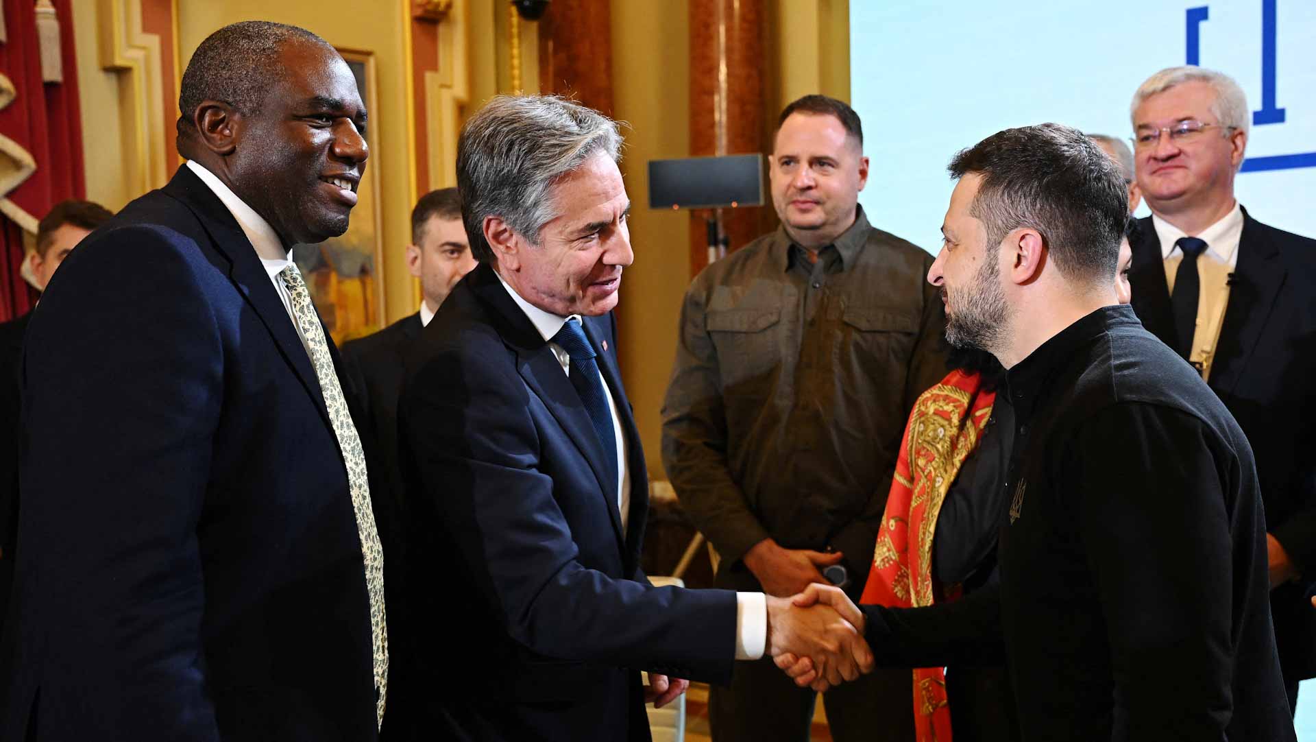 صفارة إنذار من غارة جوية تنطلق في كييف أثناء زيارة بلينكن ولامي