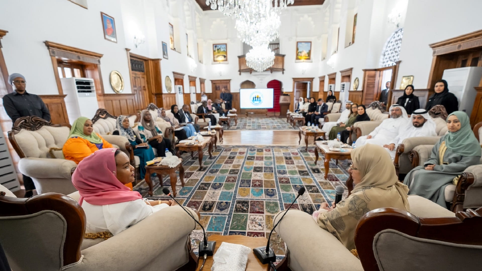 الشيخة جواهر القاسمي تلتقي سيدة زنجبار الأولى 1