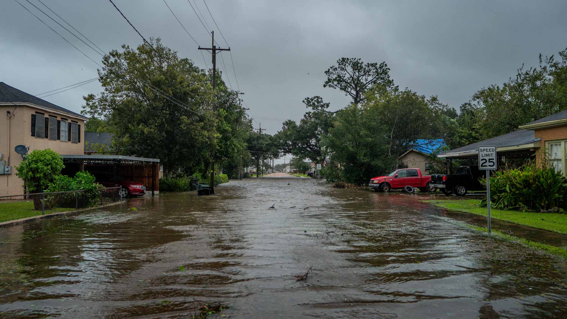 برياح عاصفة وأمطار غزيرة.. الإعصار فرنسين يضرب لويزيانا الأميركية 