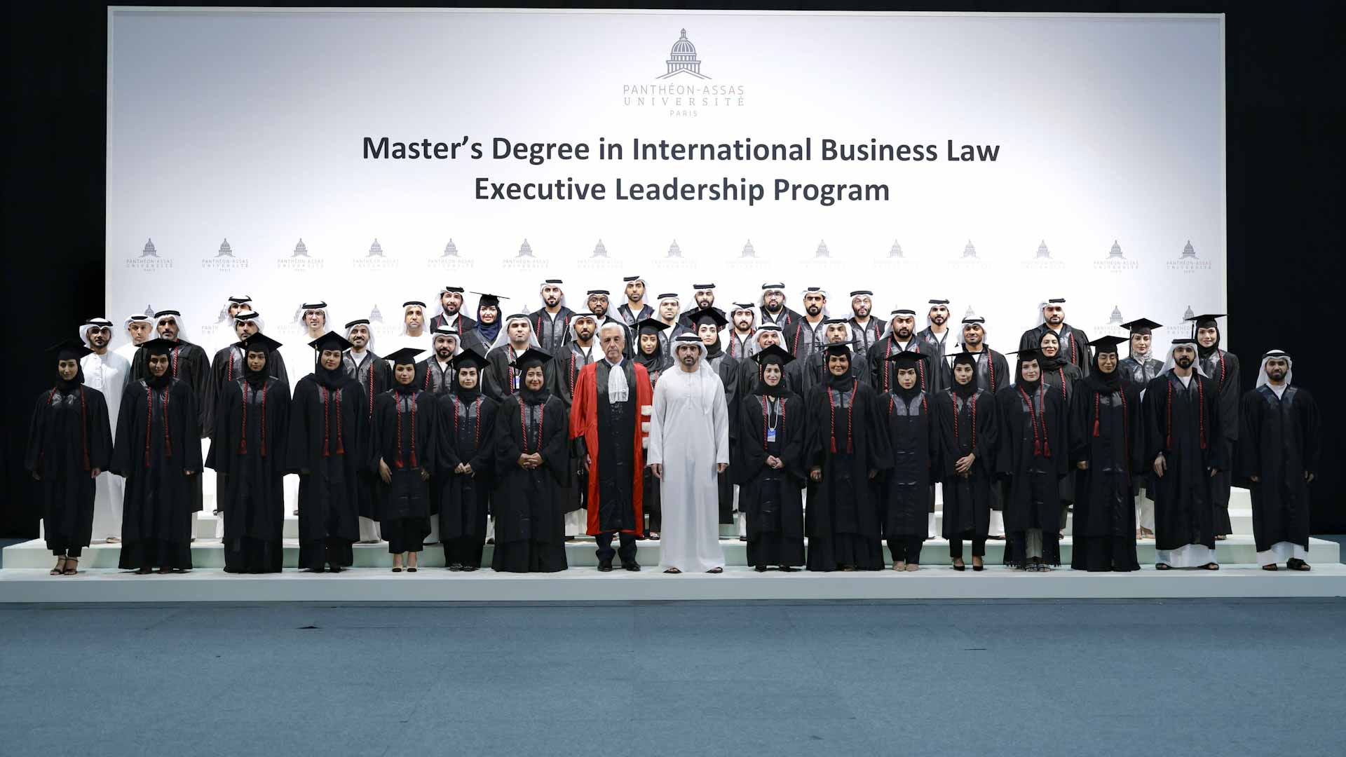 حمدان بن محمد يشهد تخريج دفعة من طلبة ماجستير قانون الأعمال الدولي