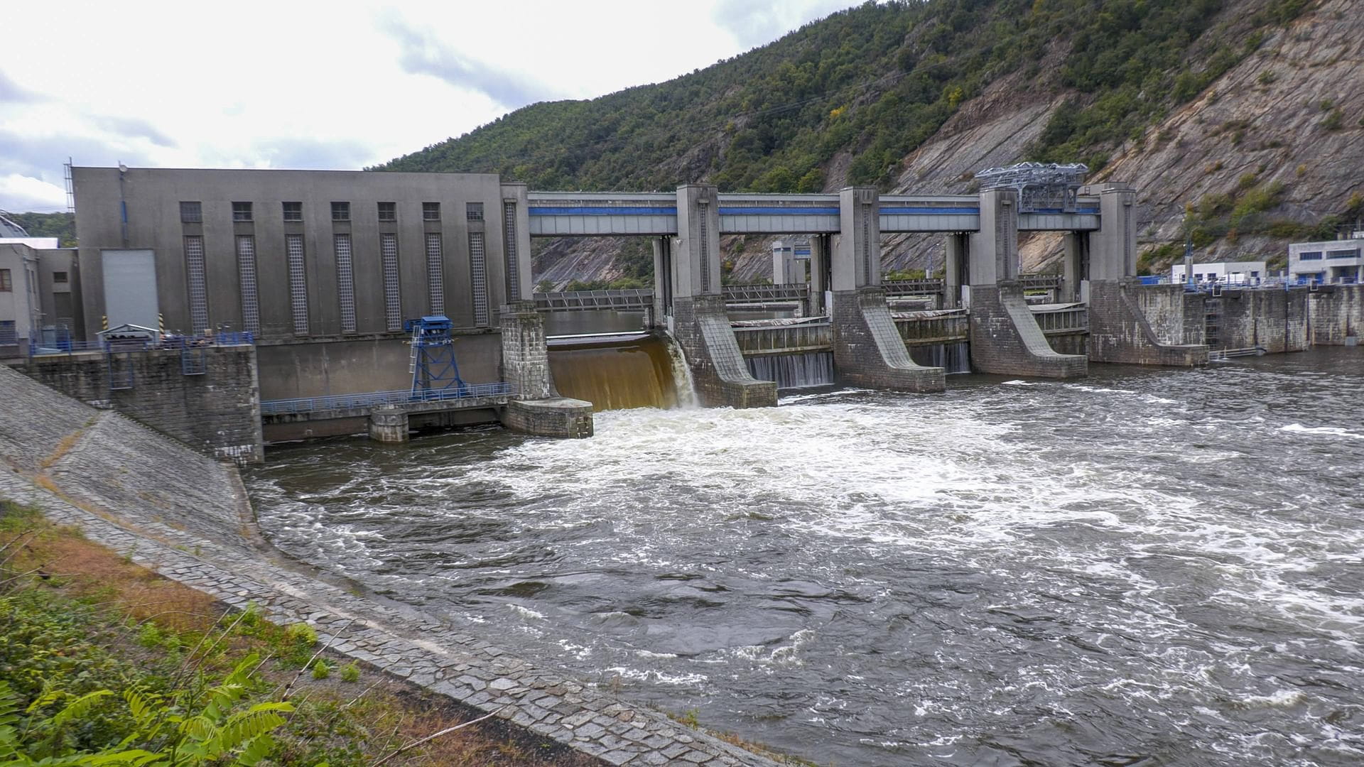 Prague closes embankments, builds flood barriers as risks rise 