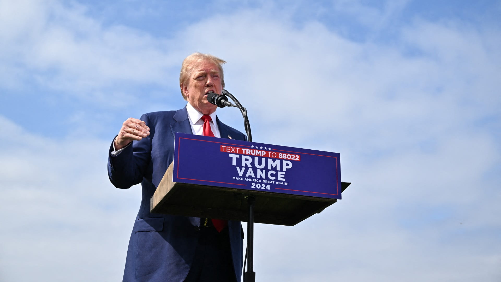 Harris and Trump campaign intensifies amid migrant controversy 