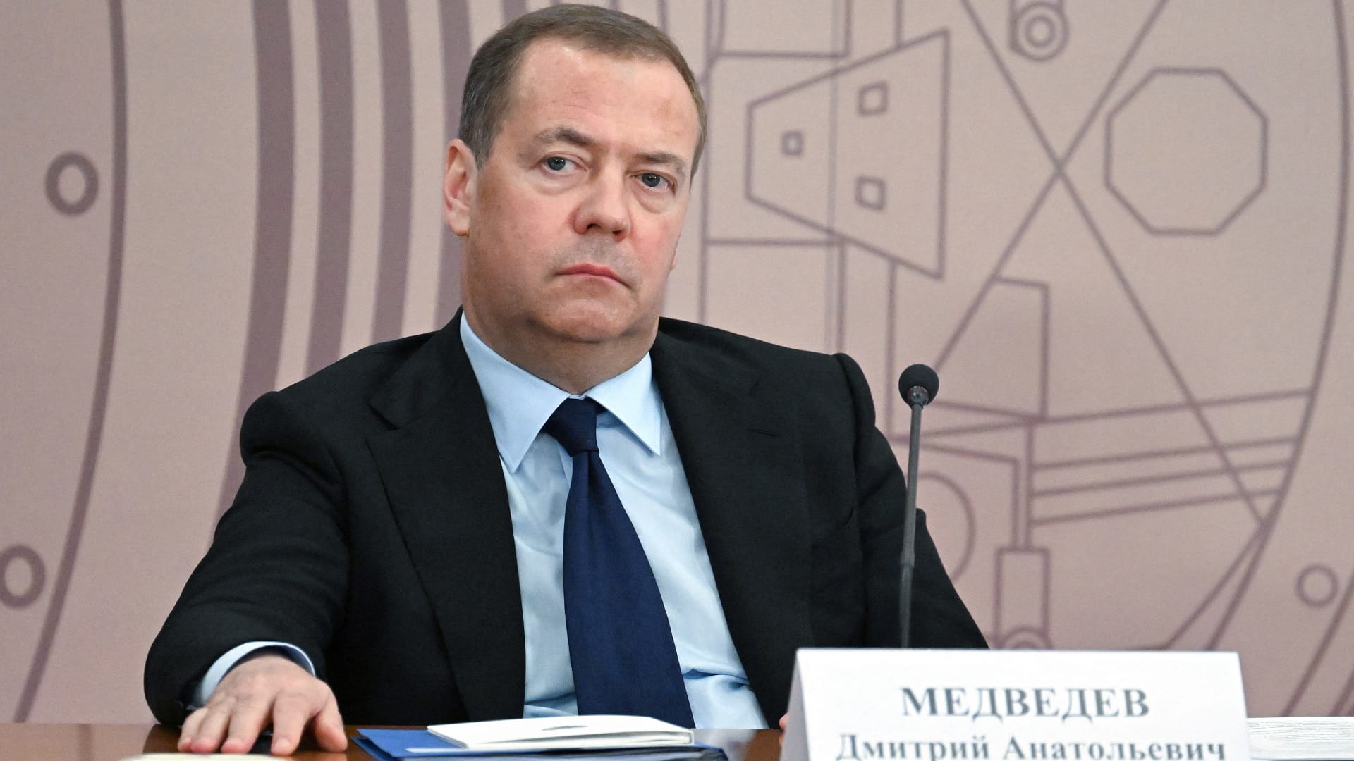 ميدفيدف: بإمكاننا تحويل كييف لكتلة منصهرة عملاقة بأسلحة غير نووية 