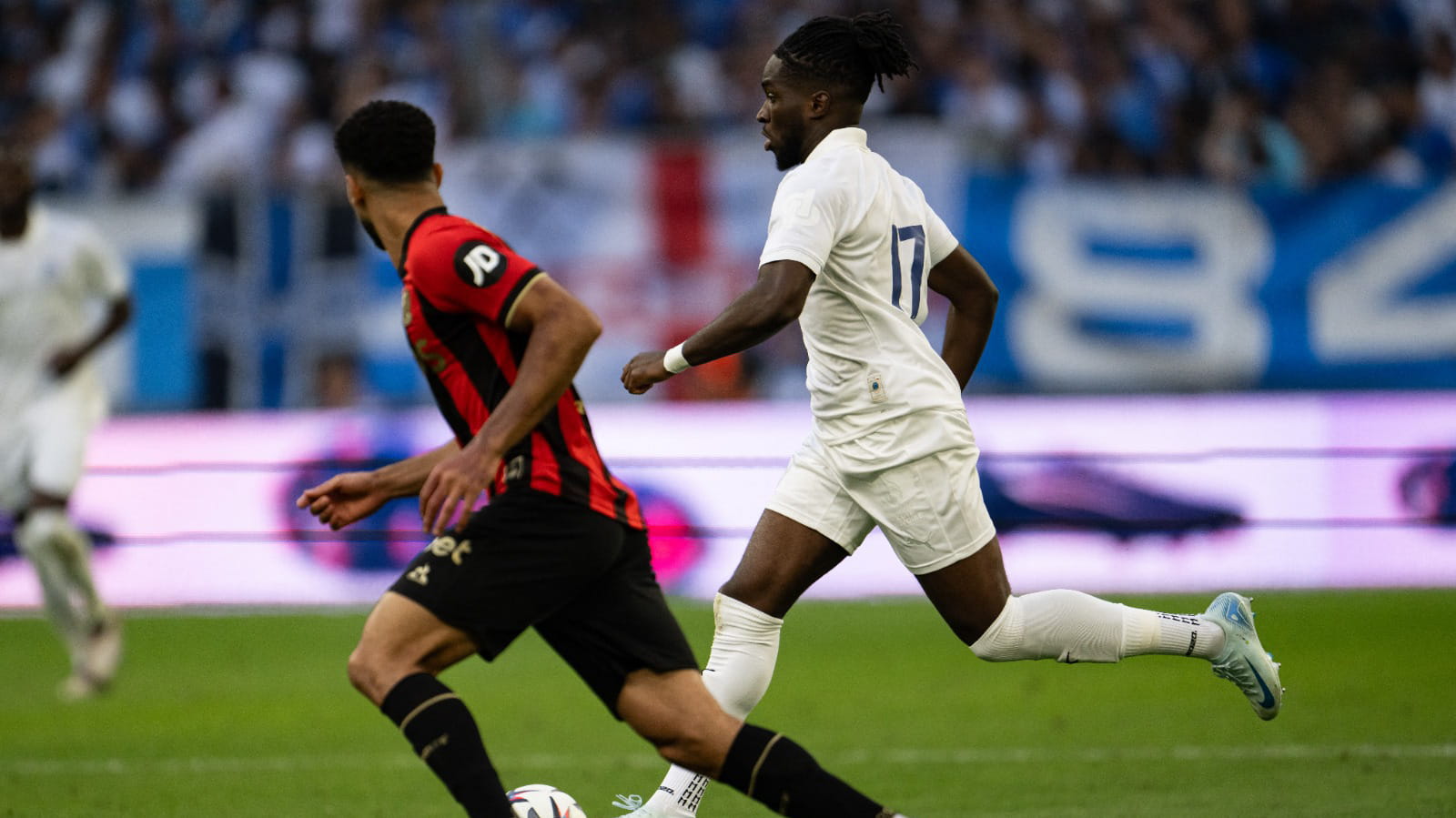 مرسيليا يعتلي صدارة الدوري الفرنسي لكرة القدم  