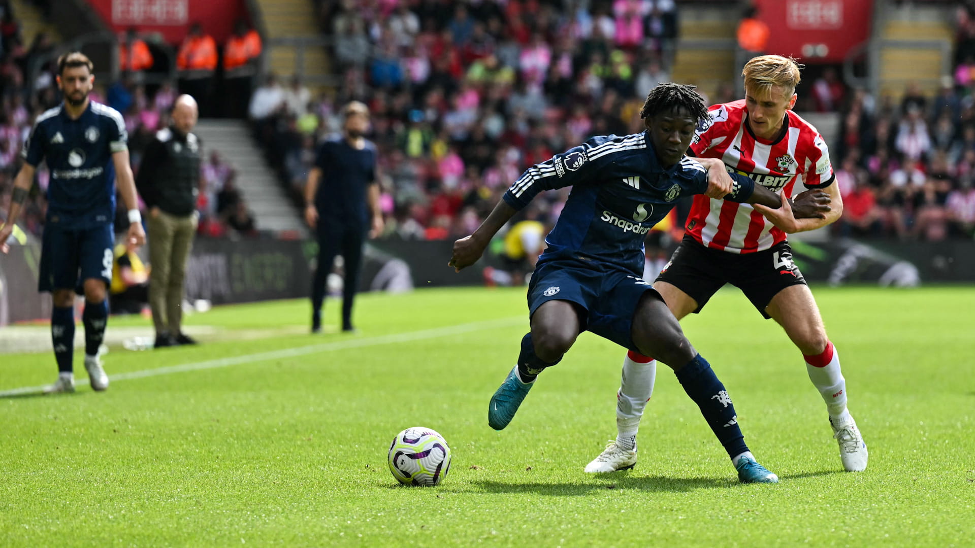 ثلاثية مانشستر يونايتد تعيده إلى سكة الانتصارات بالدوري الإنجليزي  