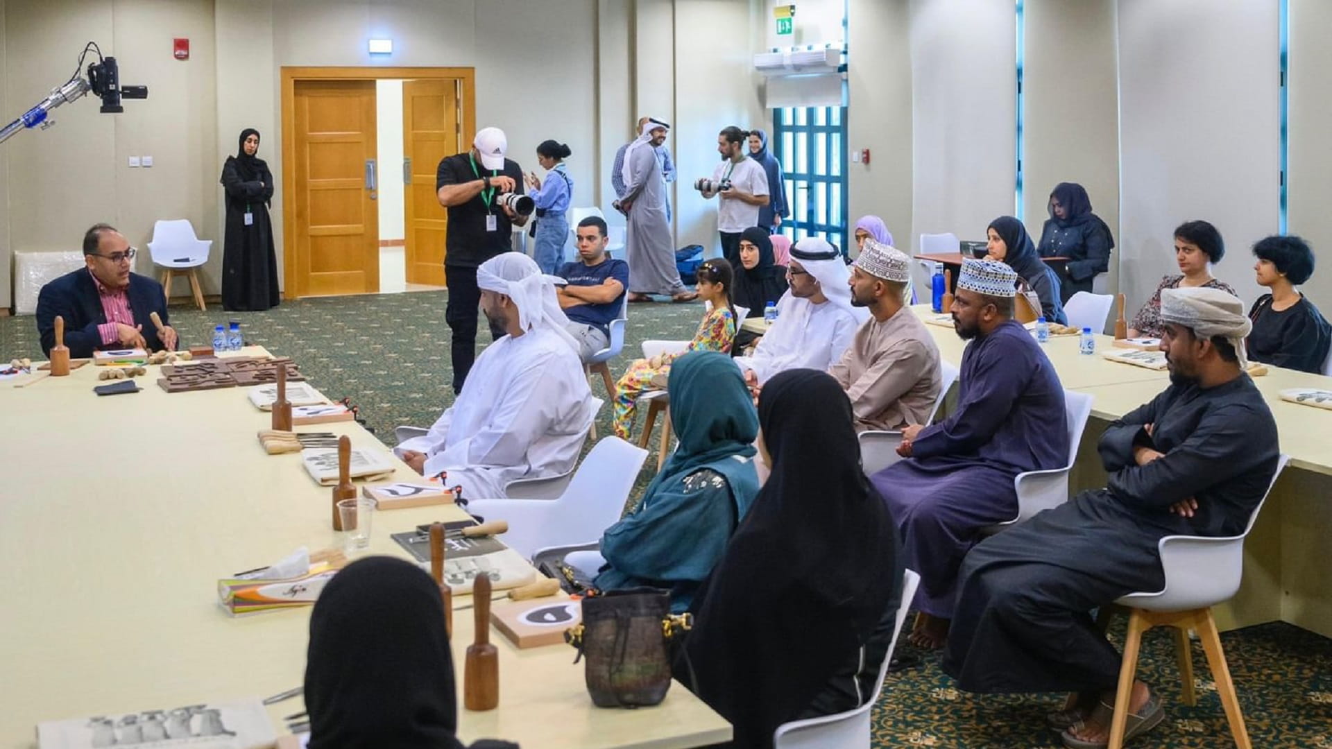 ورش فنية حية تستقطب المهتمين خلال مهرجان البدر بالفجيرة 