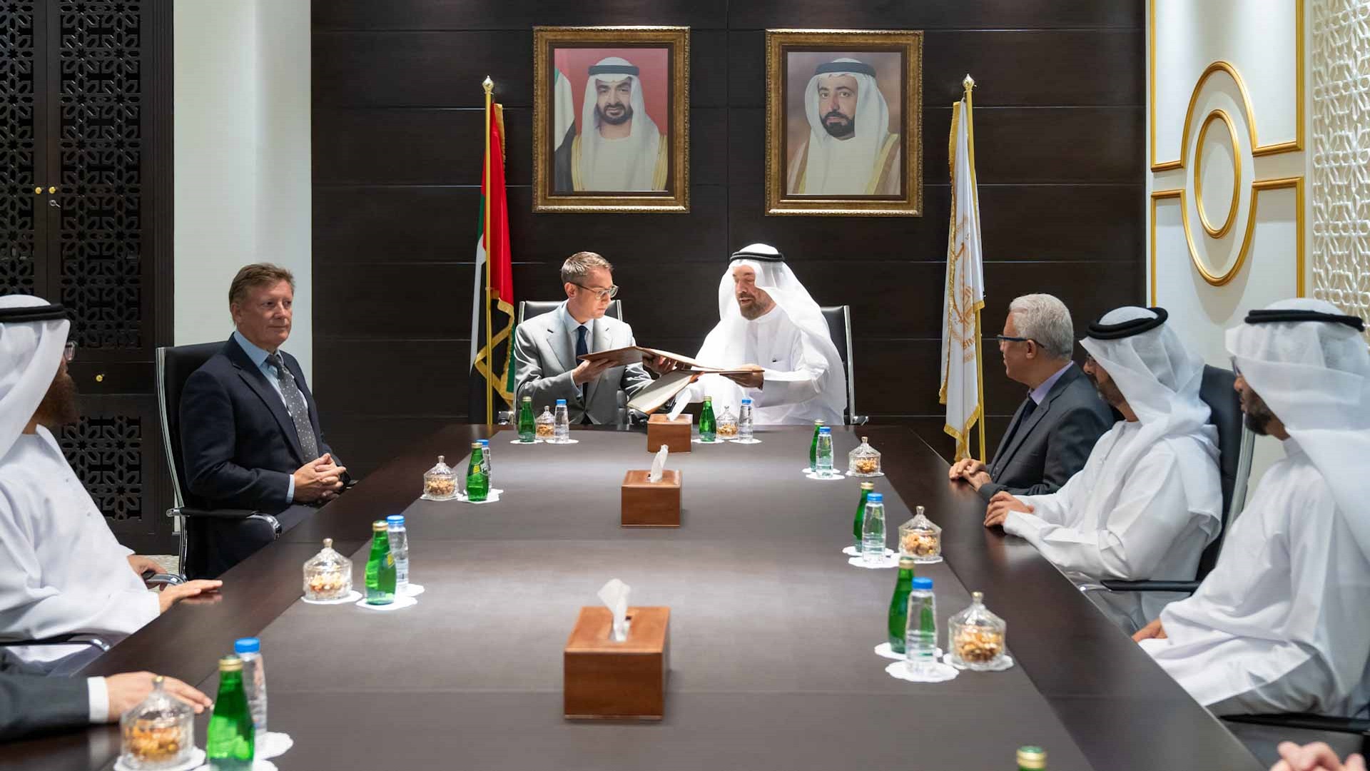 مذكرة تفاهم علمي بين الجامعة القاسمية ومجلس الذهب العالمي 