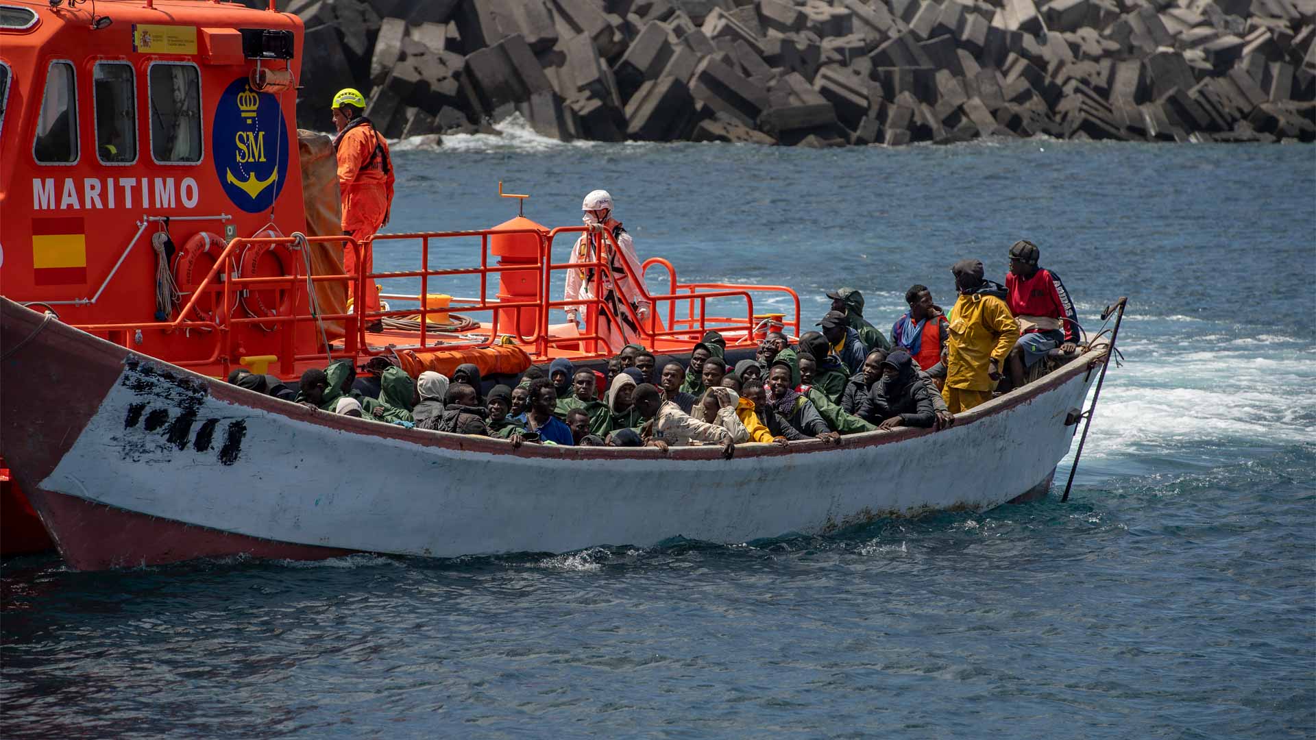 عشرات المهاجرين الأفارقة يصلون إلى جزر الكناري بالقوارب 