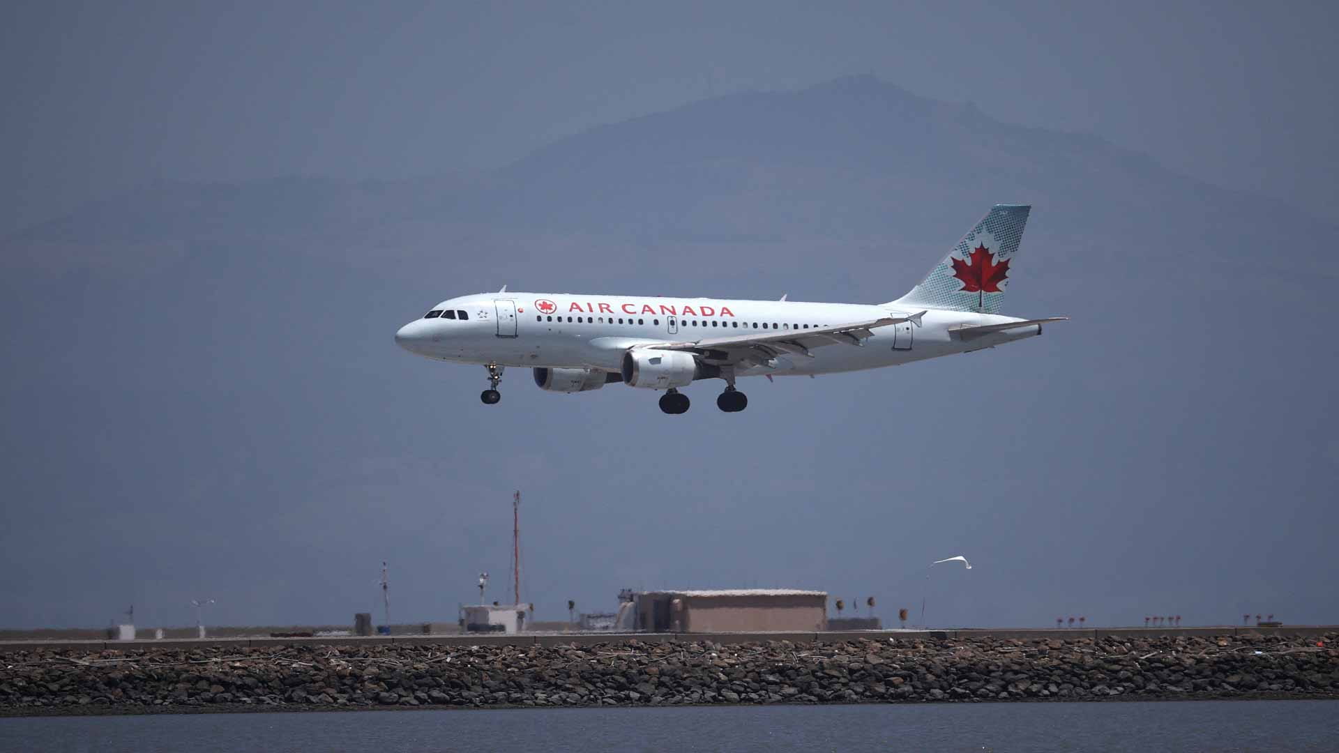 Air Canada reaches agreement with pilots union, averting strike 