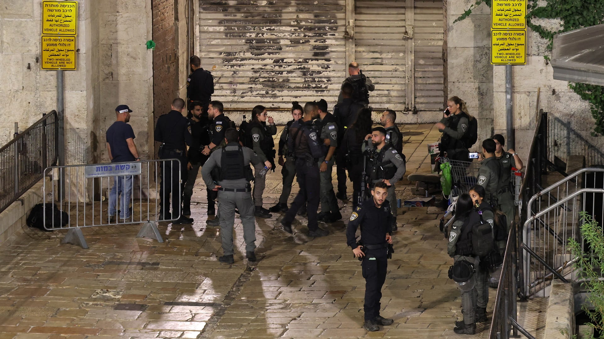 Israeli police officer injured in stabbing attack in Jerusalem 